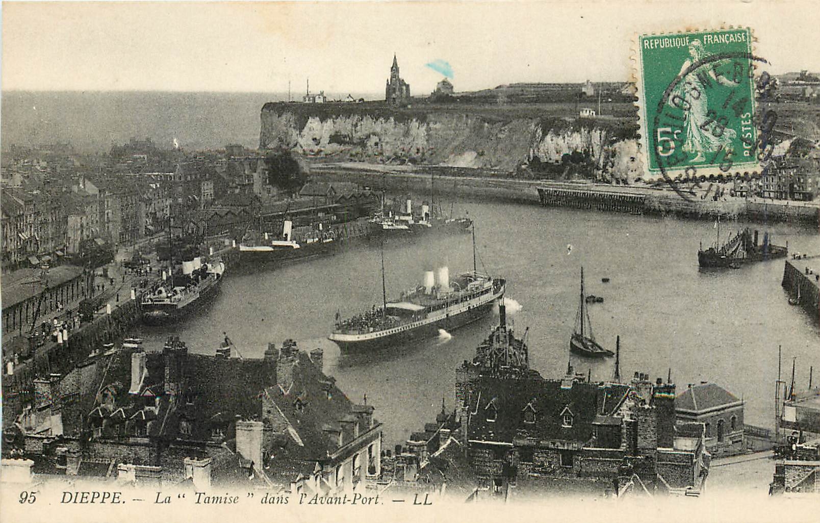 CPA Dieppe la Tamise dans l'Avant Port Bateaux