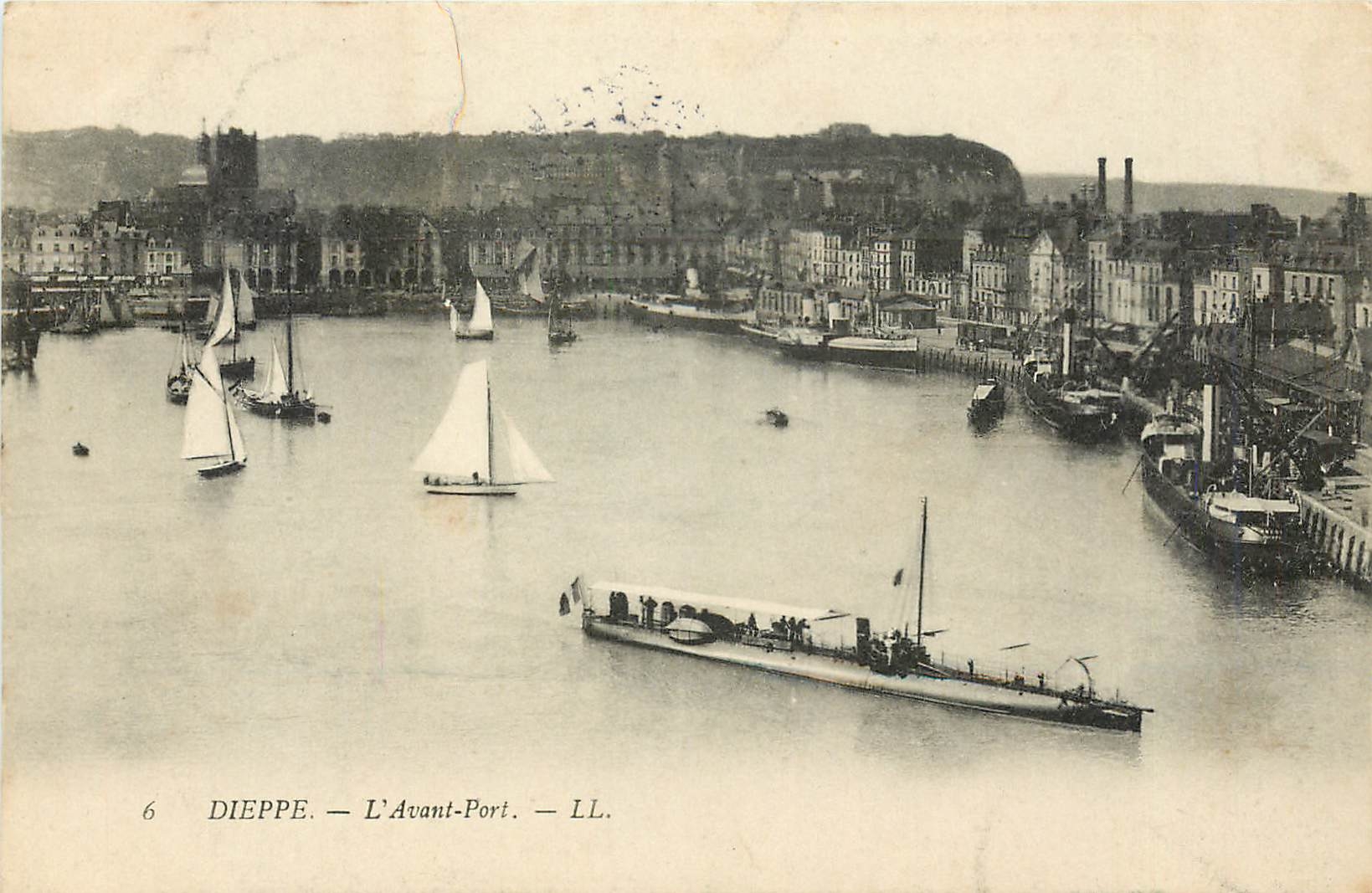 CPA Dieppe L'Avant Port Bateaux