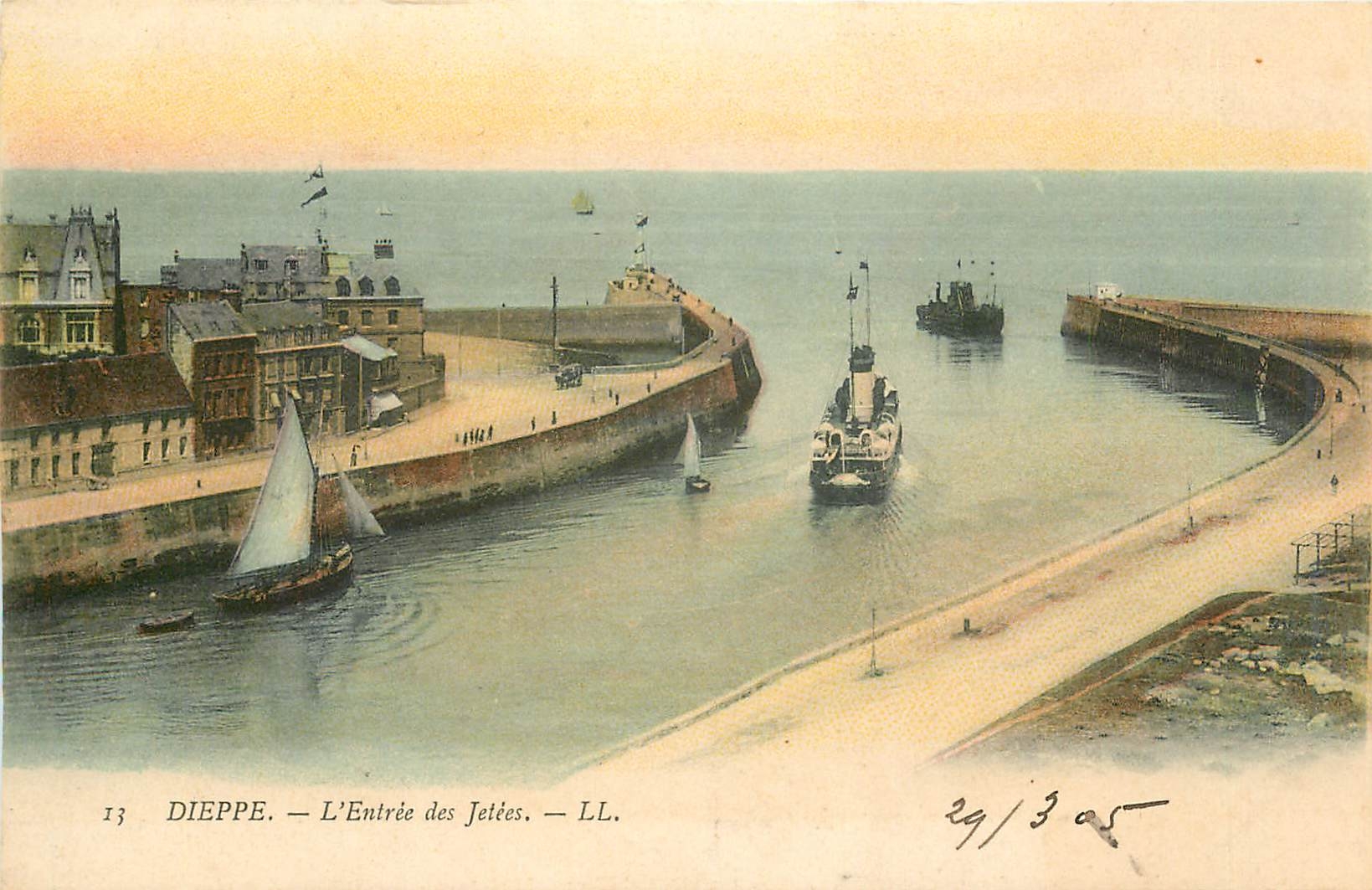 CPA Dieppe L'Entree des Jetees Bateaux