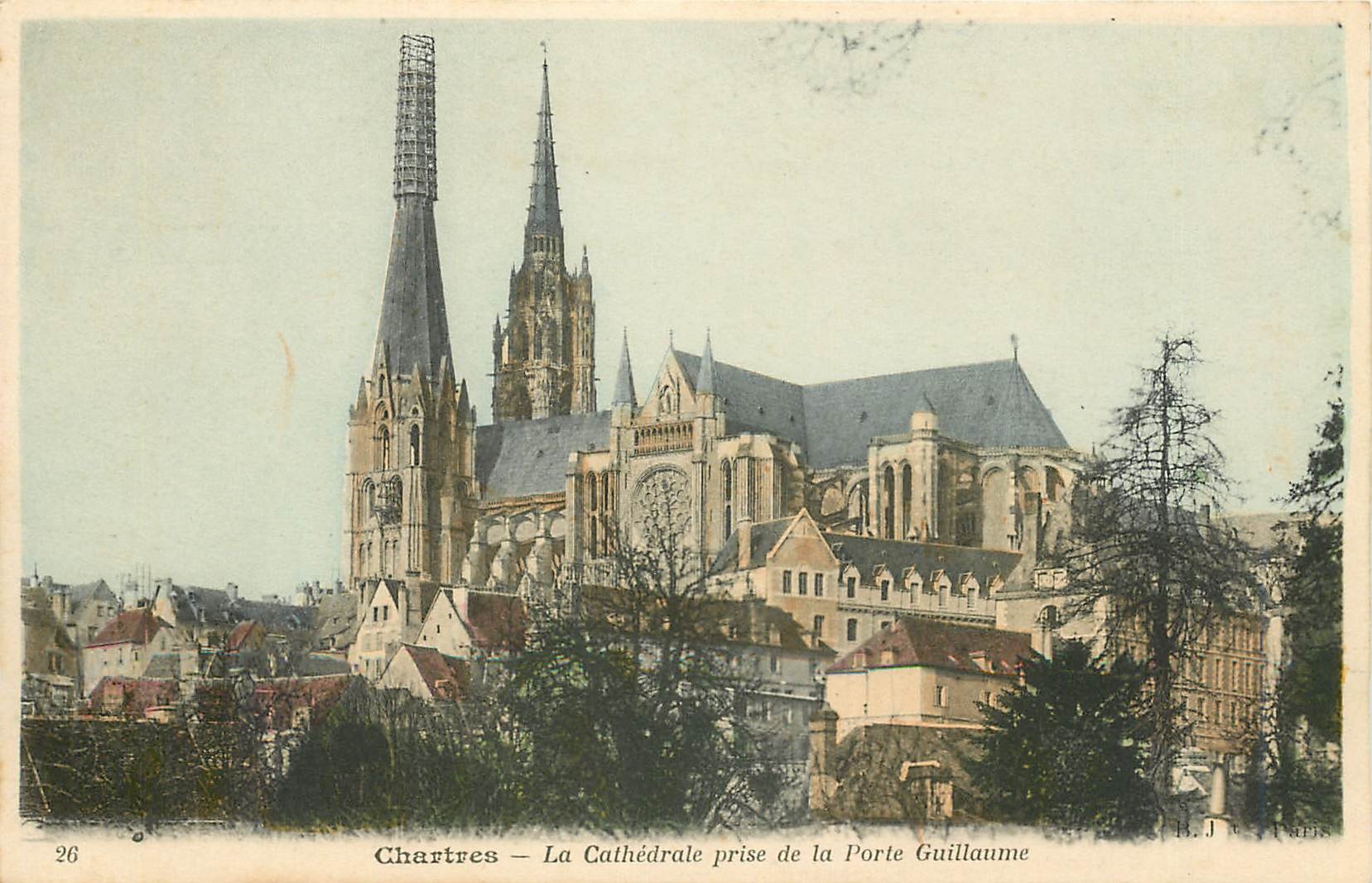 CPA Chartres la Cathedrale prise de la Porte Guillaume 
