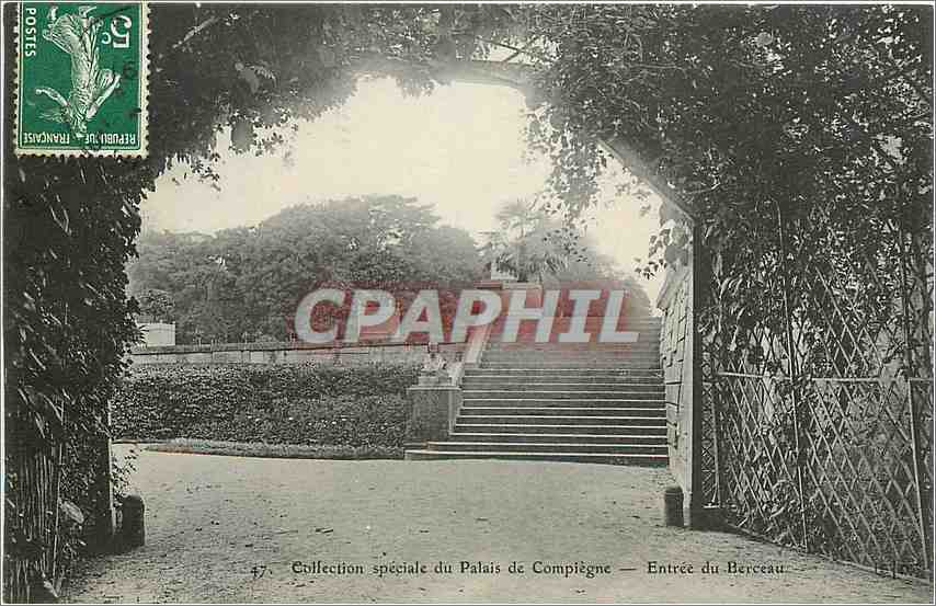 CPA Collection speciale du Palais de Compiegne Entree du Berceau 