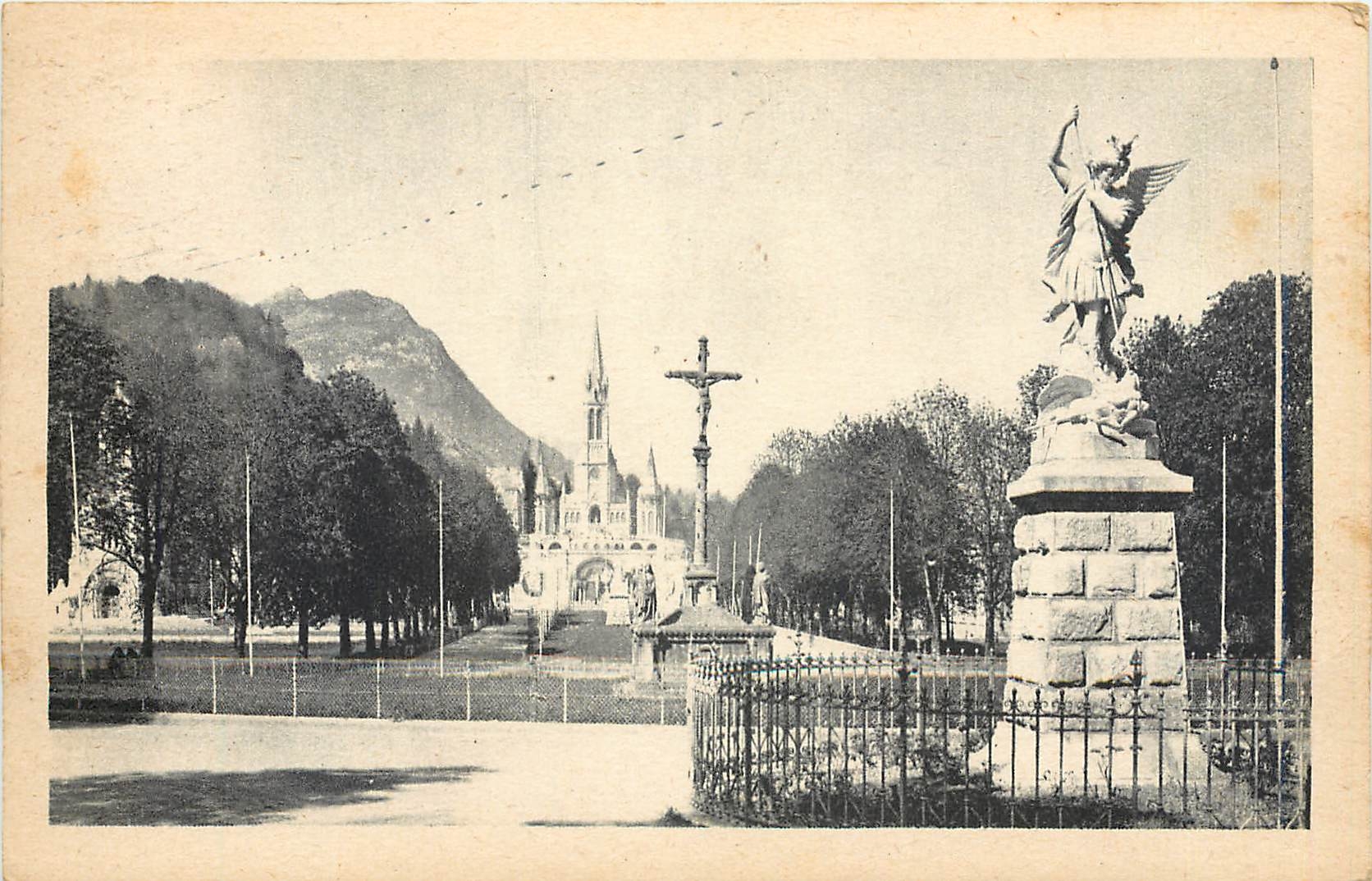 CPA Lourdes St Michel la Croix des Bretons et la Bastilique 