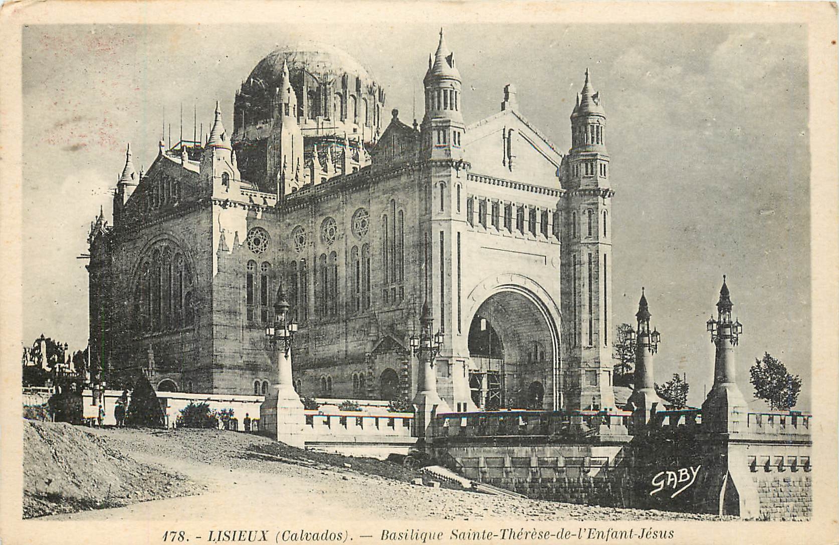 CPA Lisieux Calvados Basilique Sainte Therese de l'Enfant Jesus 