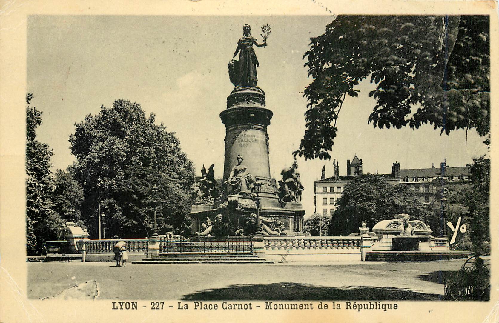 CPA Lyon La Place Carnot Monument de la Republique 