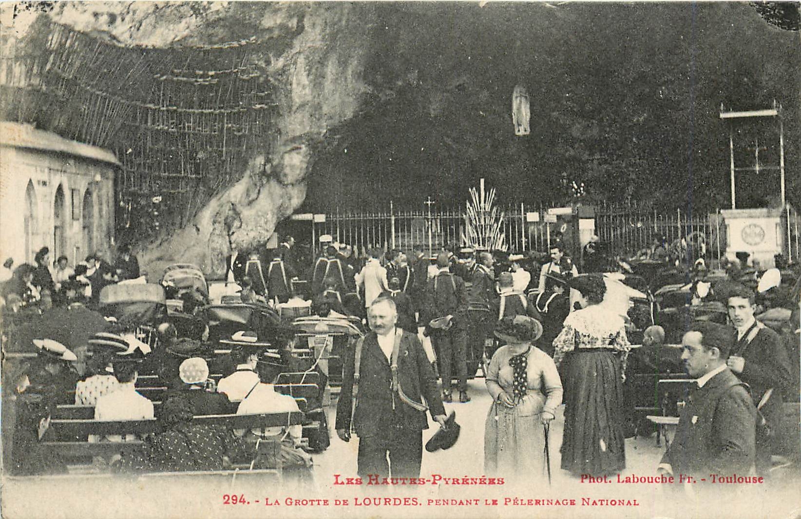CPA Les Hautes Pyrenees La Grotte de Lourdes pendant le pelerinage national