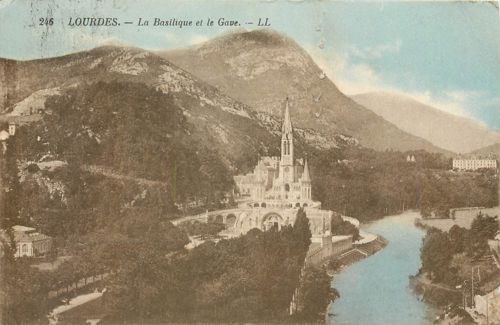 CPA Lourdes La Basilique et le Gave 
