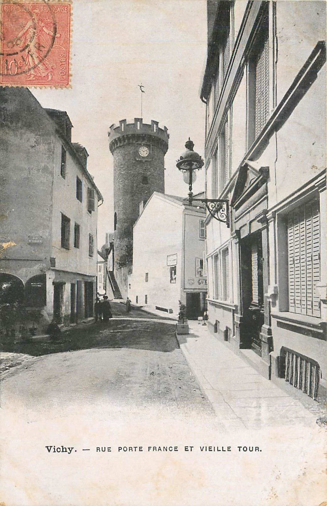 CPA Vichy Rue porte France et vieille tour 