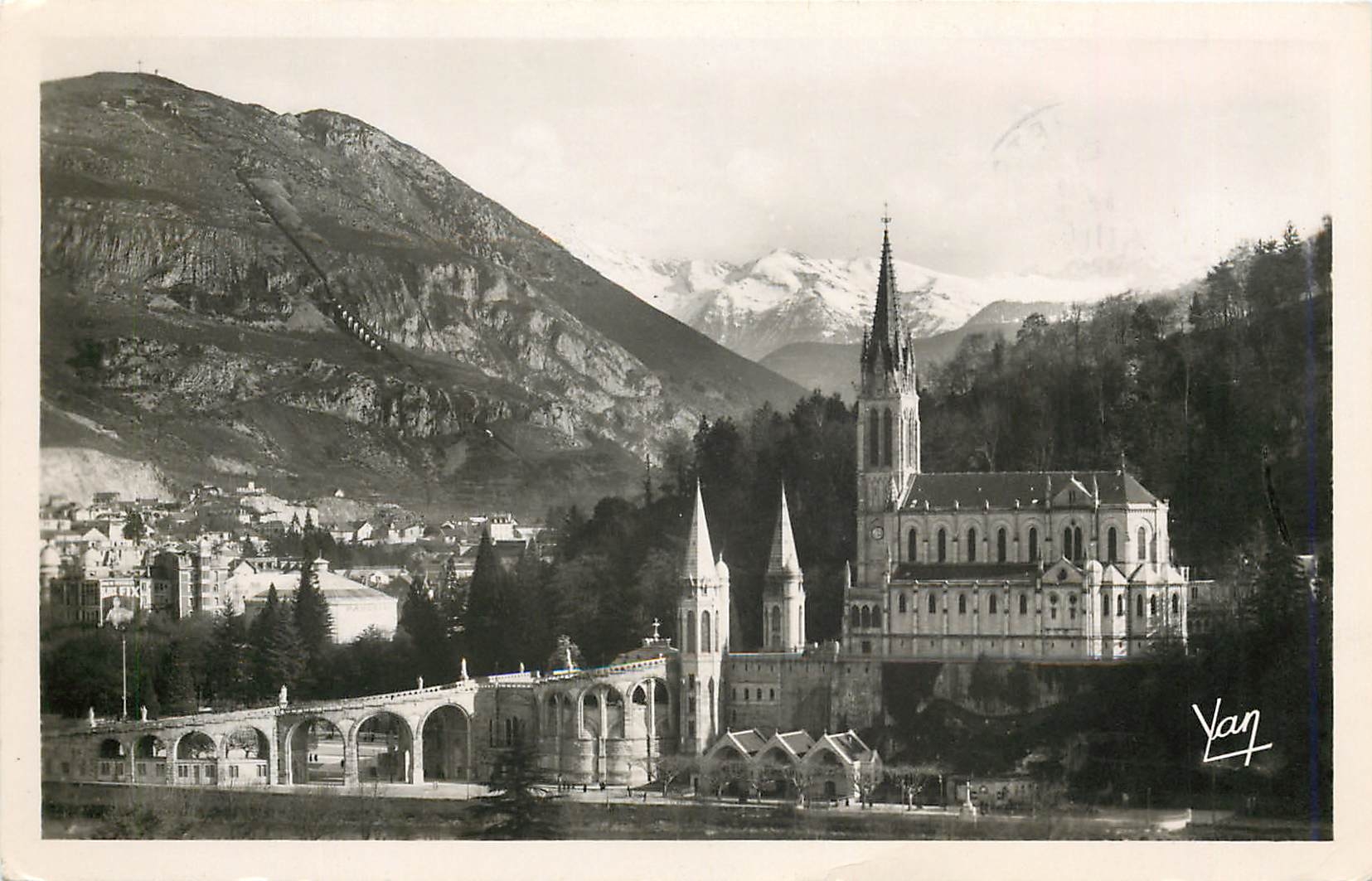 CPA Lourdes La Basilique et les Montagnes 