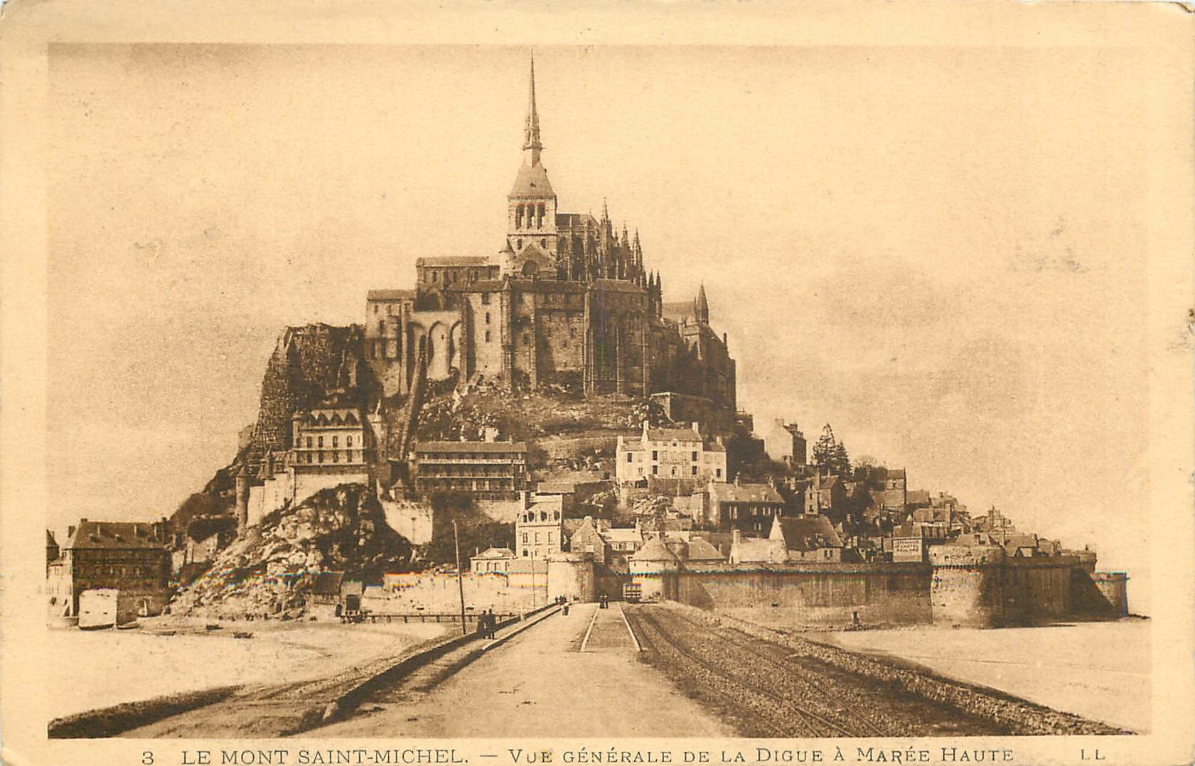 Le Mont Saint-Michel — Vue générale de la Digue à marée haute — LL