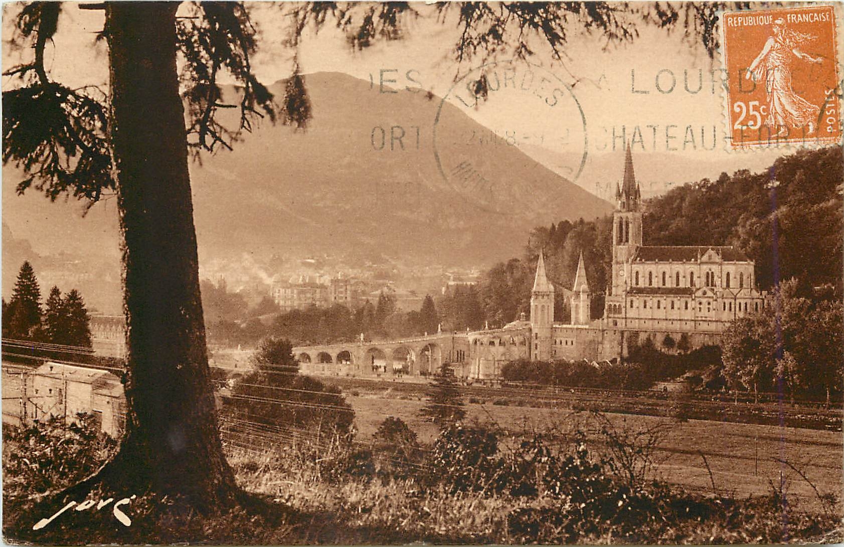 CPA Lourdes HP La Basilique et le Pic du Ger 