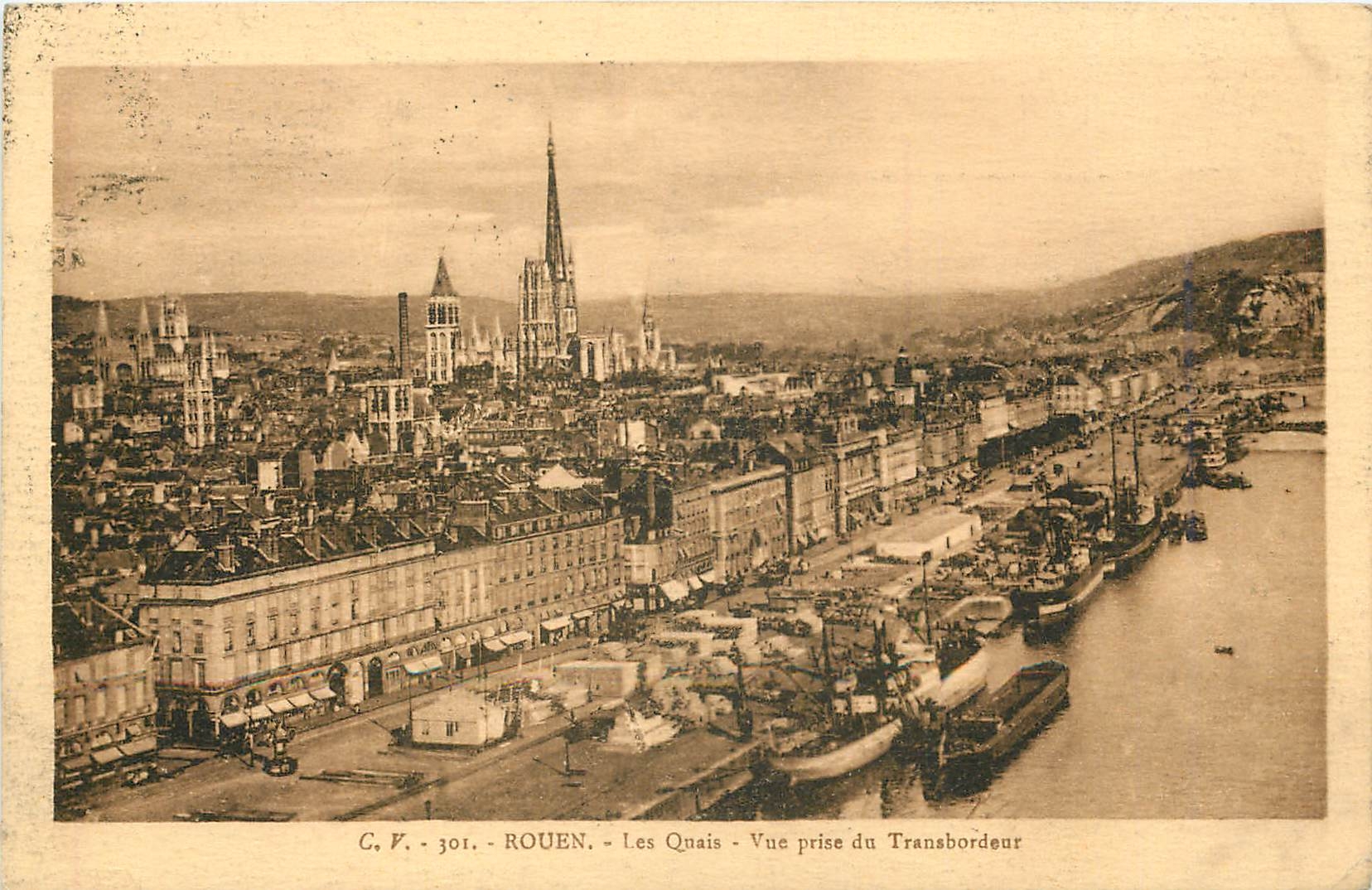 CPA Rouen Les Quais Vue prise du Transbordeur Bateaux