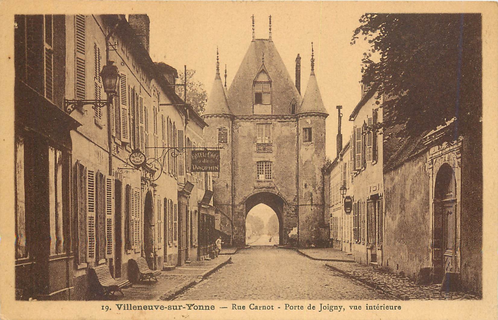 CPA Villeneuve sur Yonne Rue Carnot Porte de Joigny vue interieure 