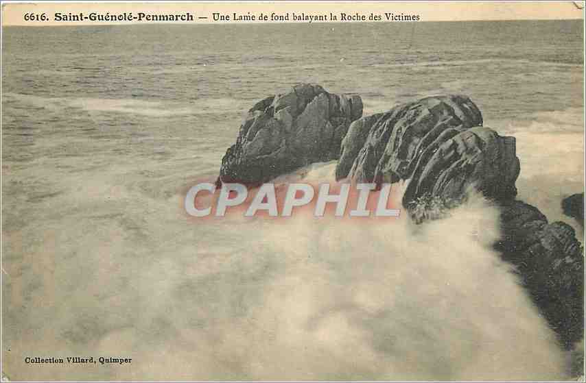 CPA Saint Guenole Penmarch Une Lame de fond balayant la Roche des Victimes 