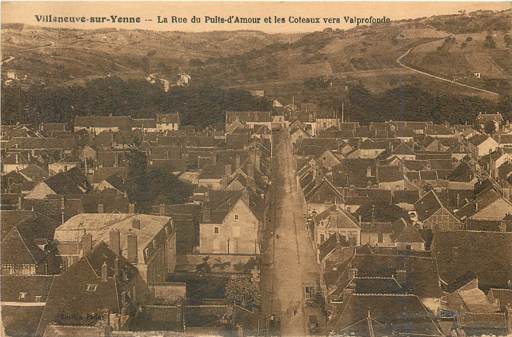 CPA Villeneuve sur Yonne La Rue du Puits d'Amour et les Coteaux vers Valprofonde 