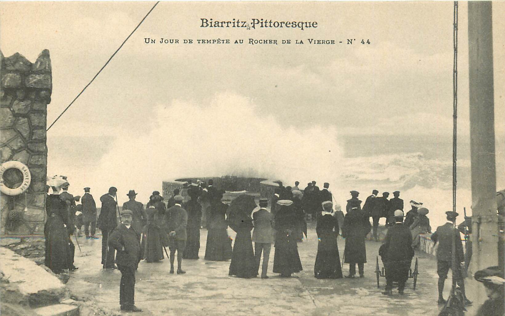 CPA Biarritz Pittoresque Un Jour de Tempete au Rocher de la Vierge 