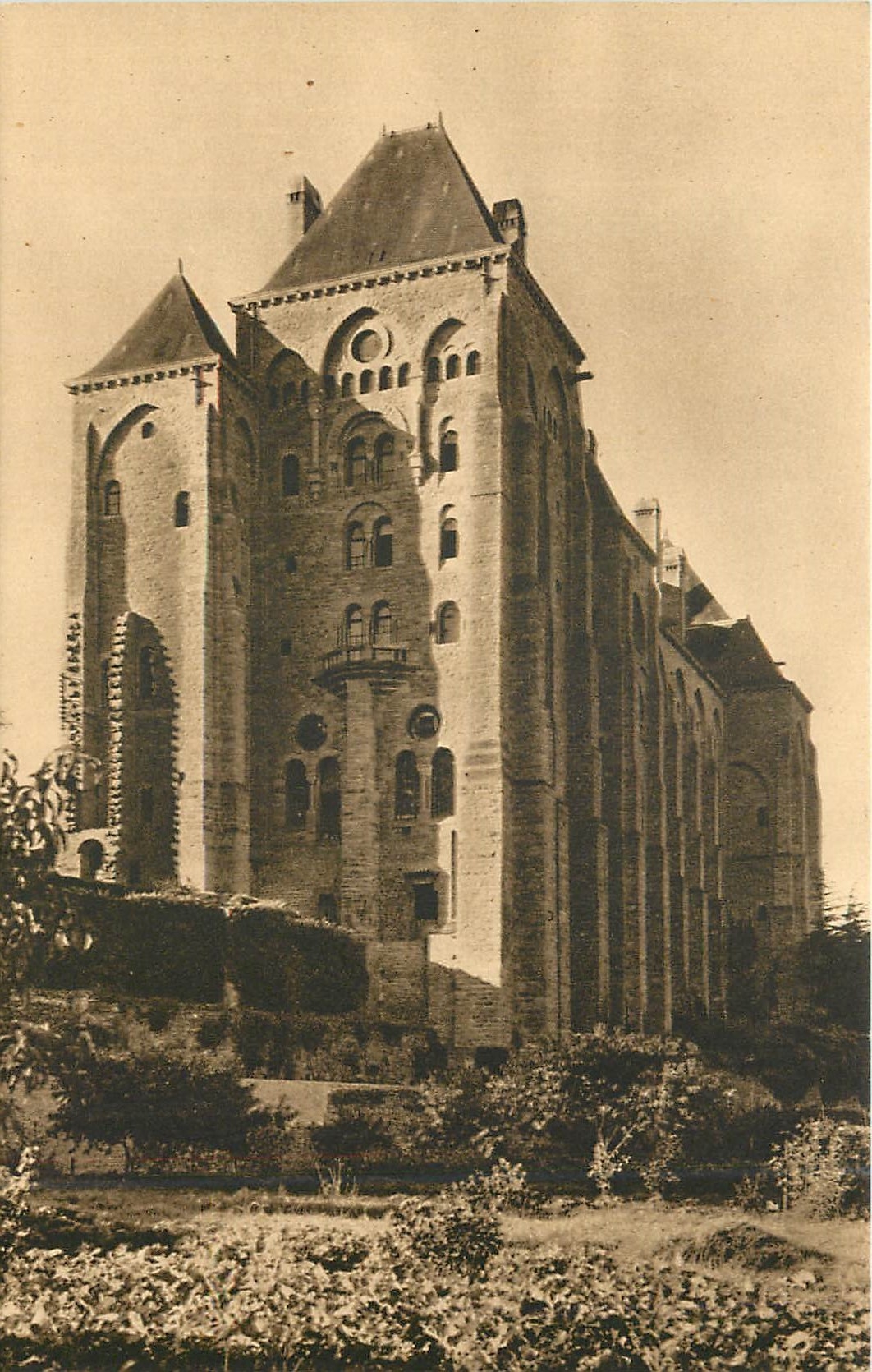 CPA La Facade Est de l'Abbaye Saint Pierre de Solesmes 