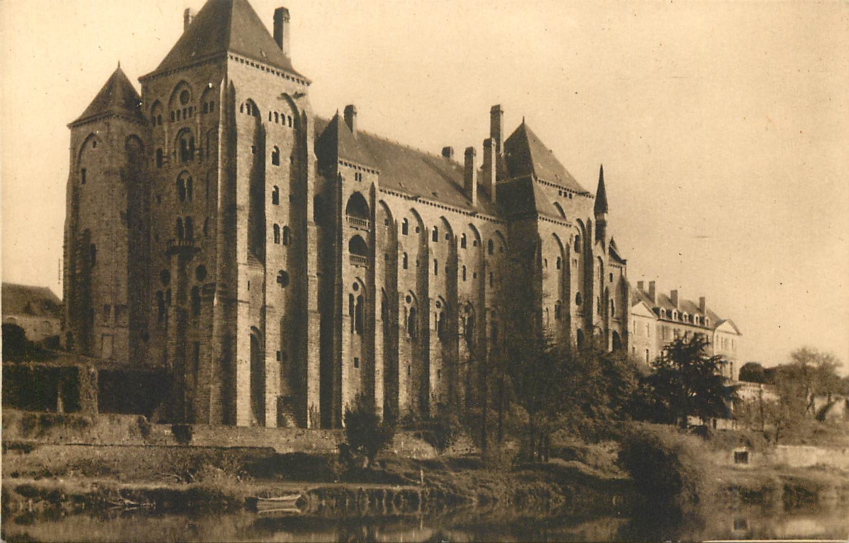 CPA L'Abbaye Saint Pierre de Solesmes Vue du Nord Est 
