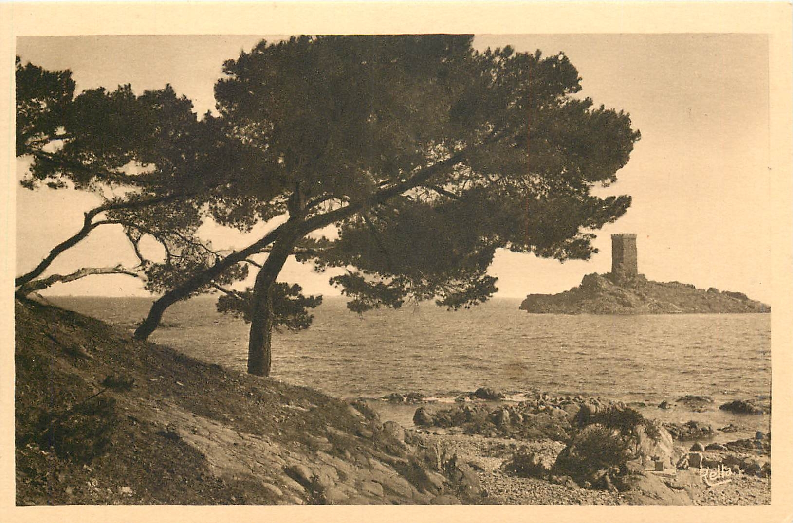 CPA La Corniche d'Or L'ile d'Or depuis le Dramont Plage 