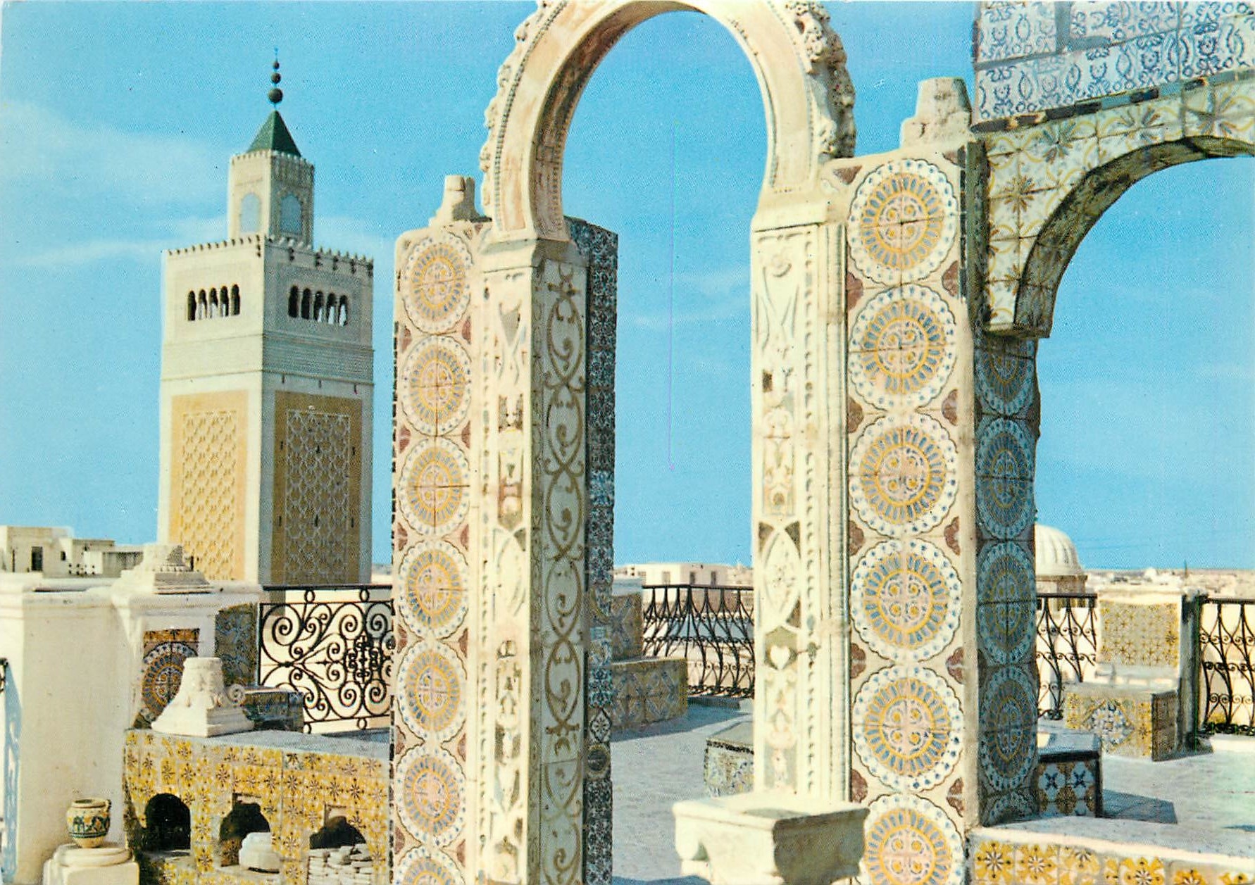 CPM Tunis Palais d'Orient Vue de la Medina 