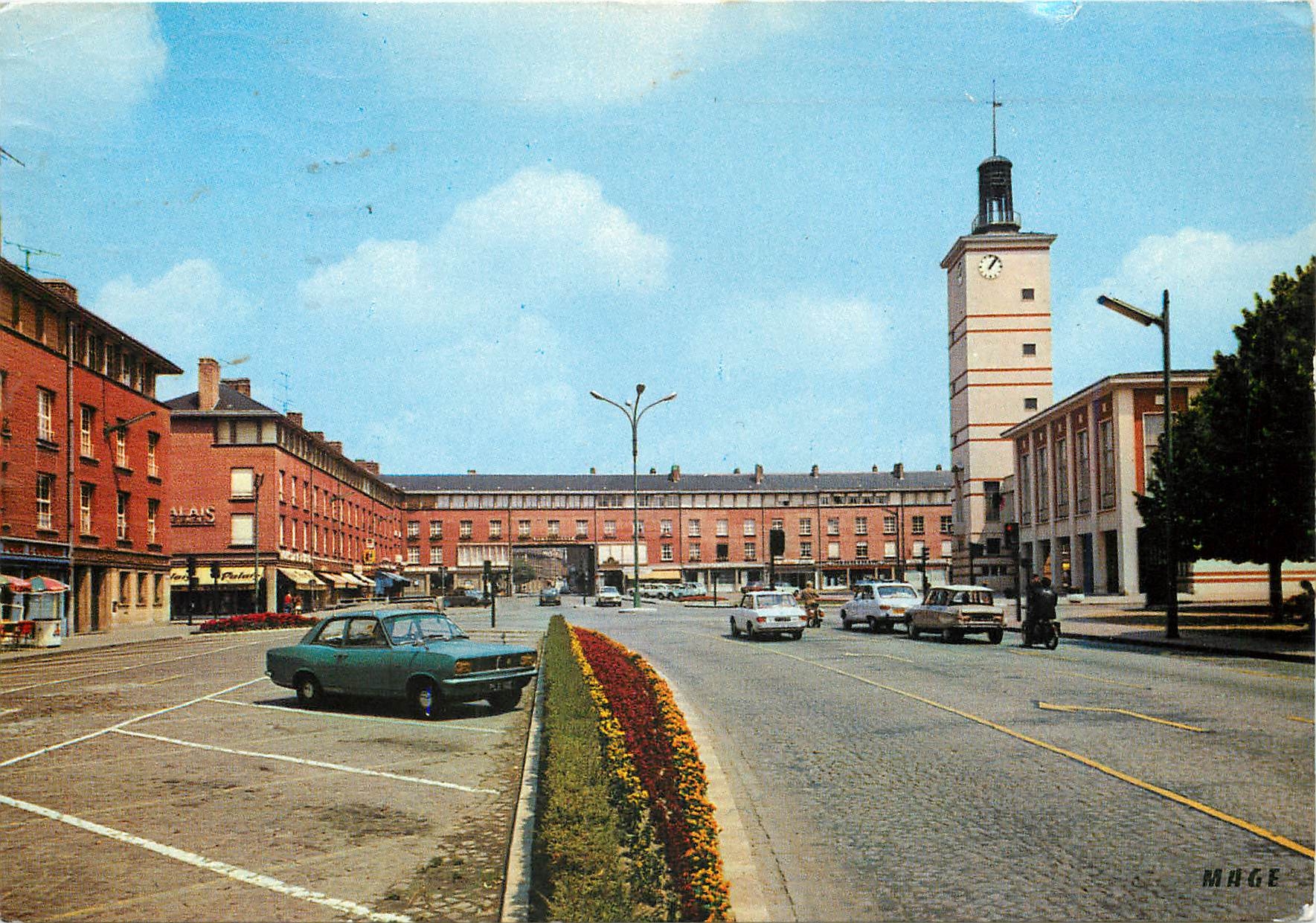 CPM Abbeville Somme Place de l'Hotel de Ville 