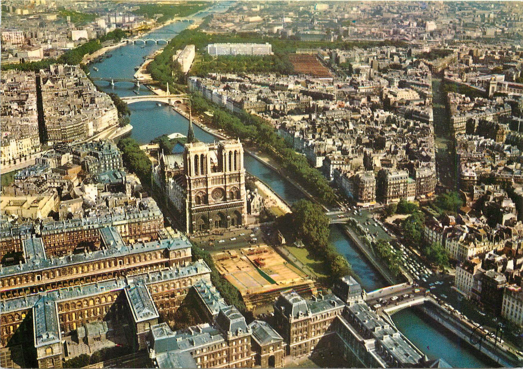 CPM Paris Vue aerienne La facade de Notre Dame et la Seine 