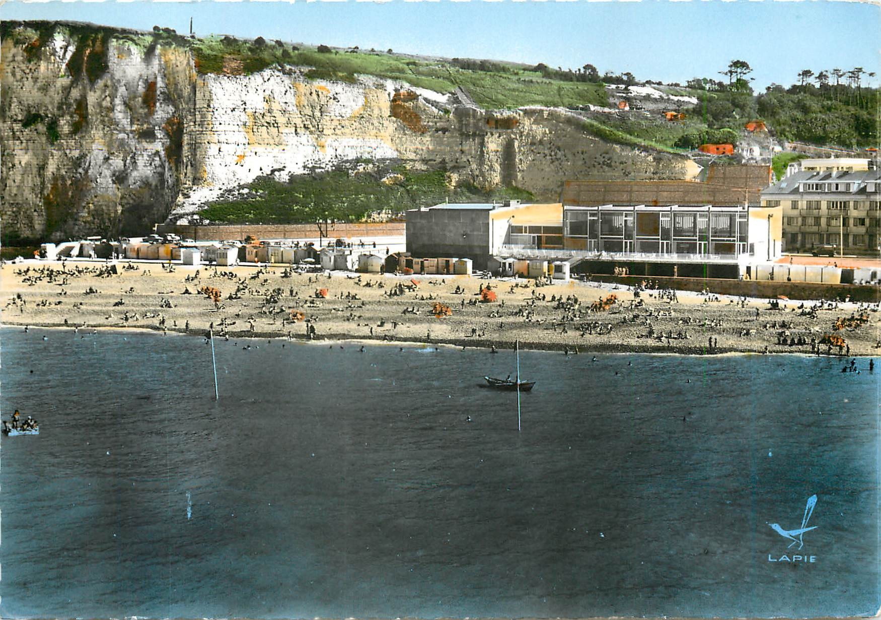 CPM Saint Valery en Caux Seine Maritime Le plage et le Casino 