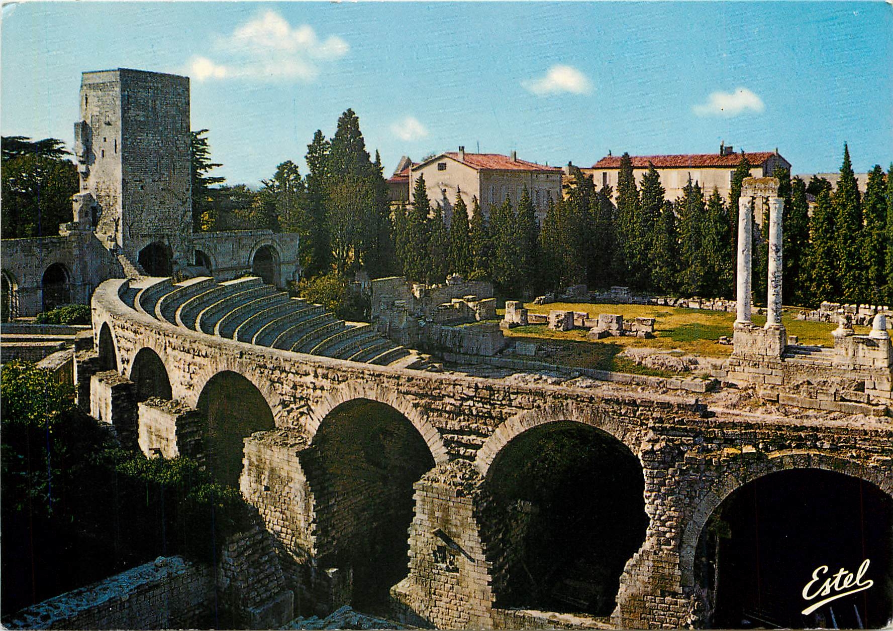 CPM Arles Bouches du Rhone Le theatre antique 