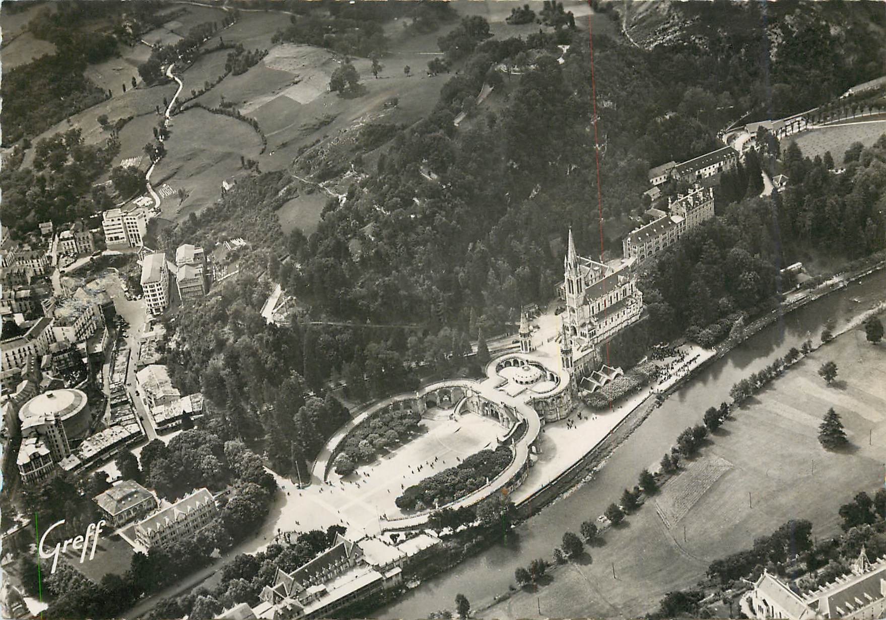CPM Lourdes H Pyr Vue aerienne La Basilique L'Eveche Le Gave 