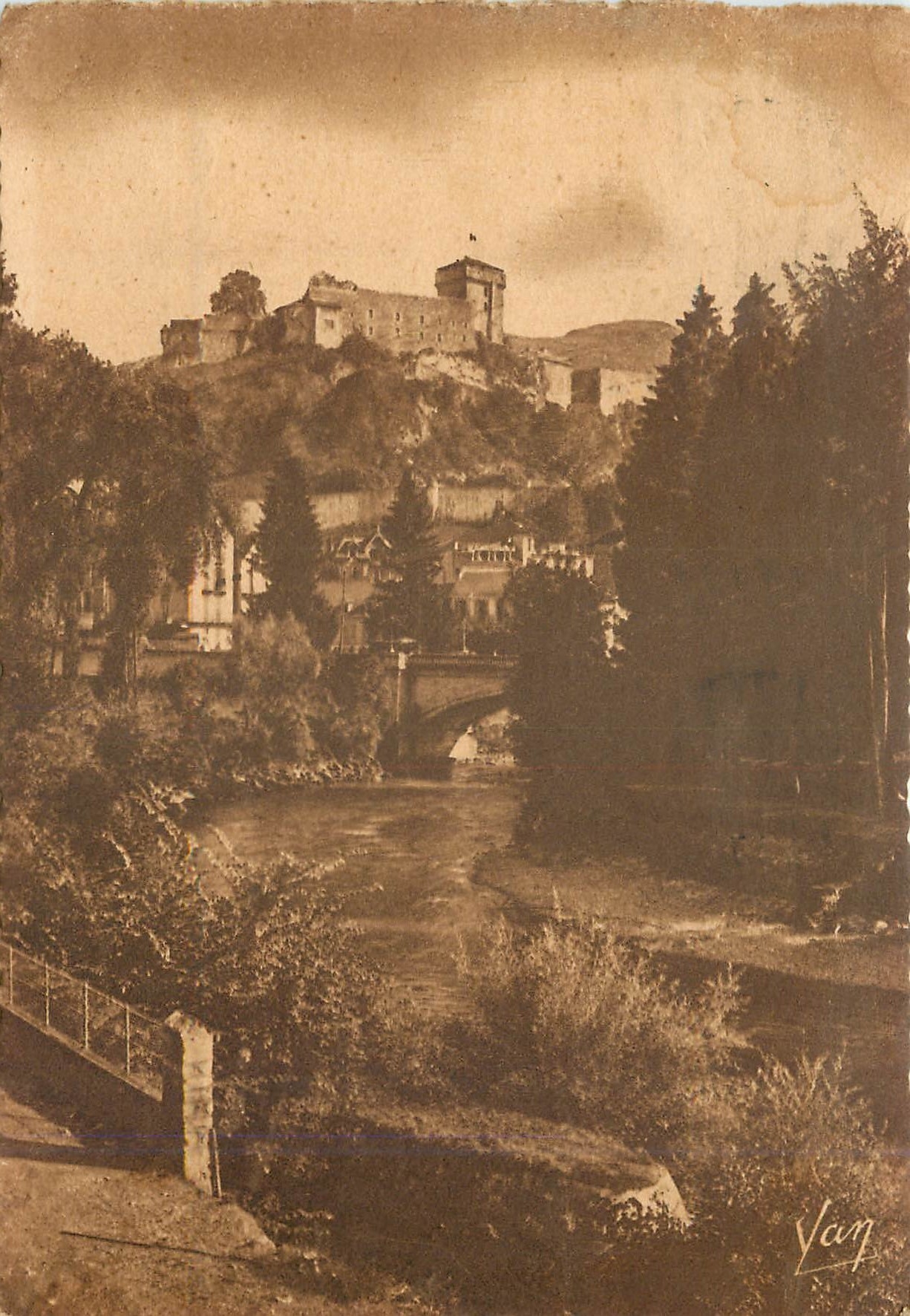 CPM Lourdes Le Chateau Fort et le Gave 