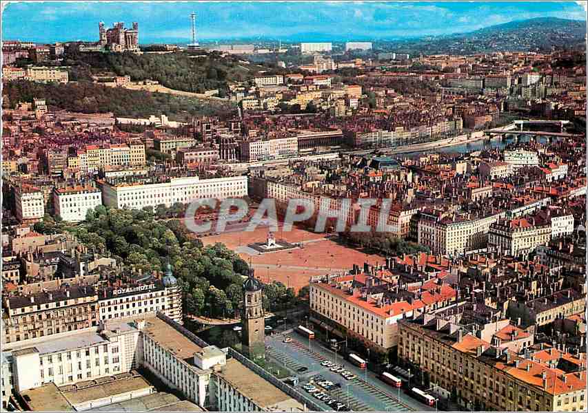 CPM Lyon Vue aerienne Places Antonin Poncet et Bellecour 