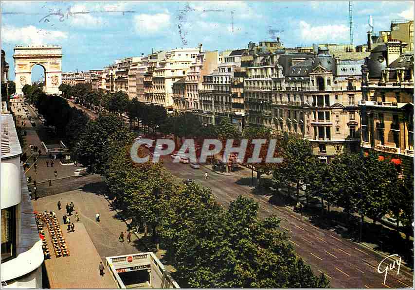 CPM Paris L'Avenue des Champs Elysees au fond l'arc de triomphe de l'Etoile 