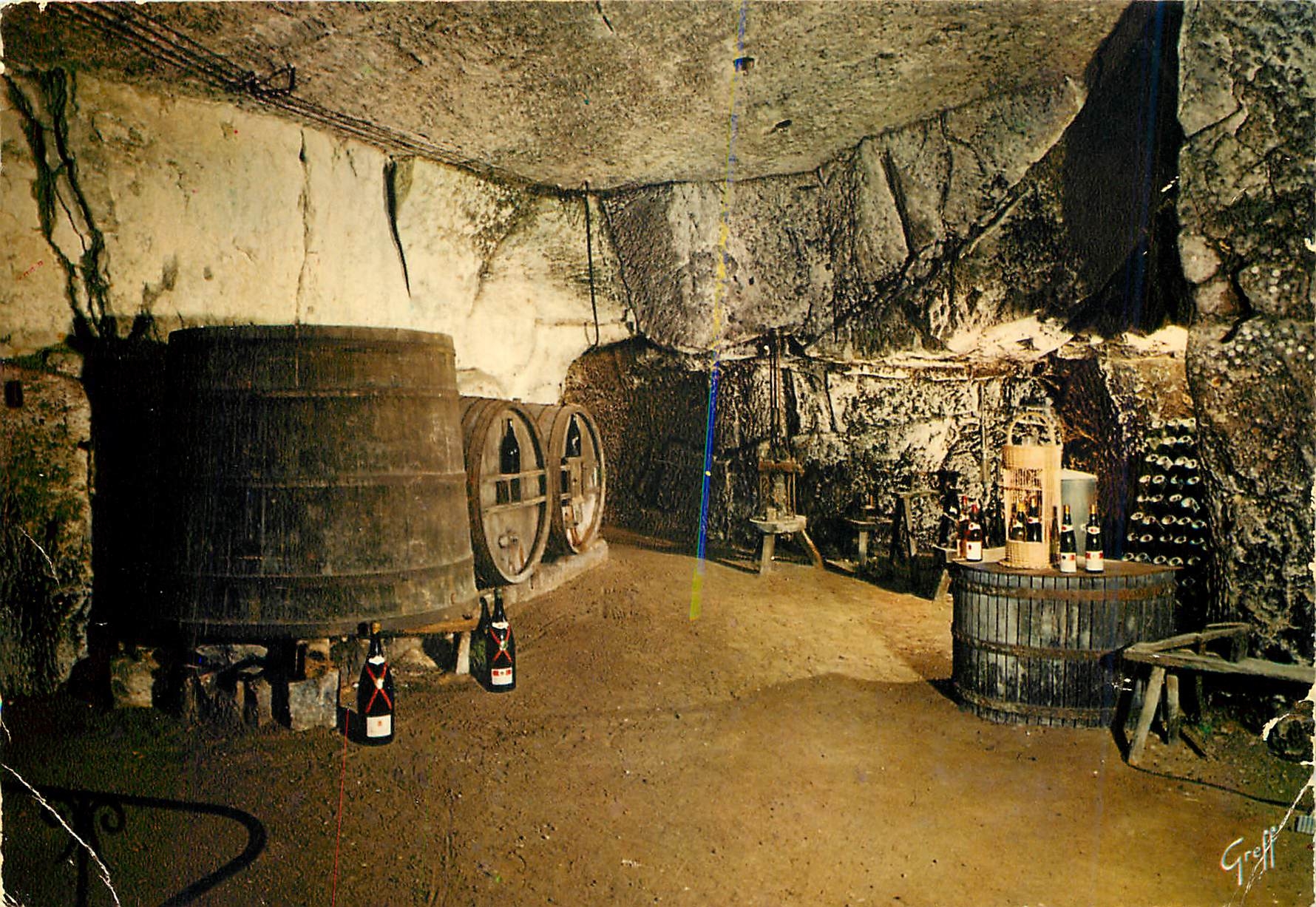 CPM Au pays des vins de la Loire Cave creusee dans la pierre ou vieillit lentement le bon vin 