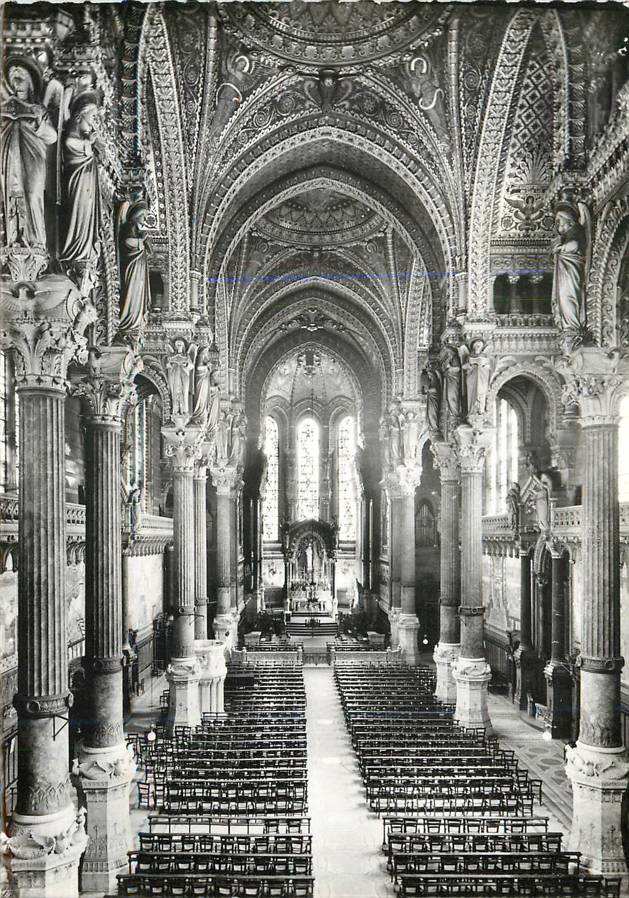 CPM Lyon Basilique Notre Dame de Fourviere la Grande Nef et le Choeur 