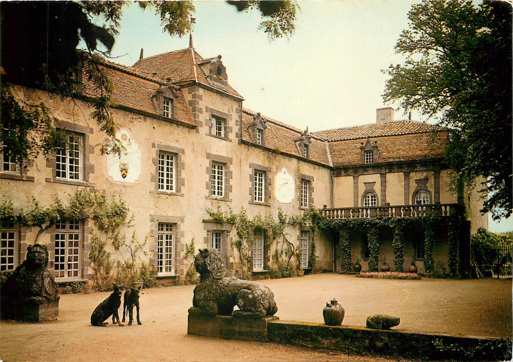 CPM Davayat Puy de Dome Cour d'honneur et ses lions de garde en lave volcanique 