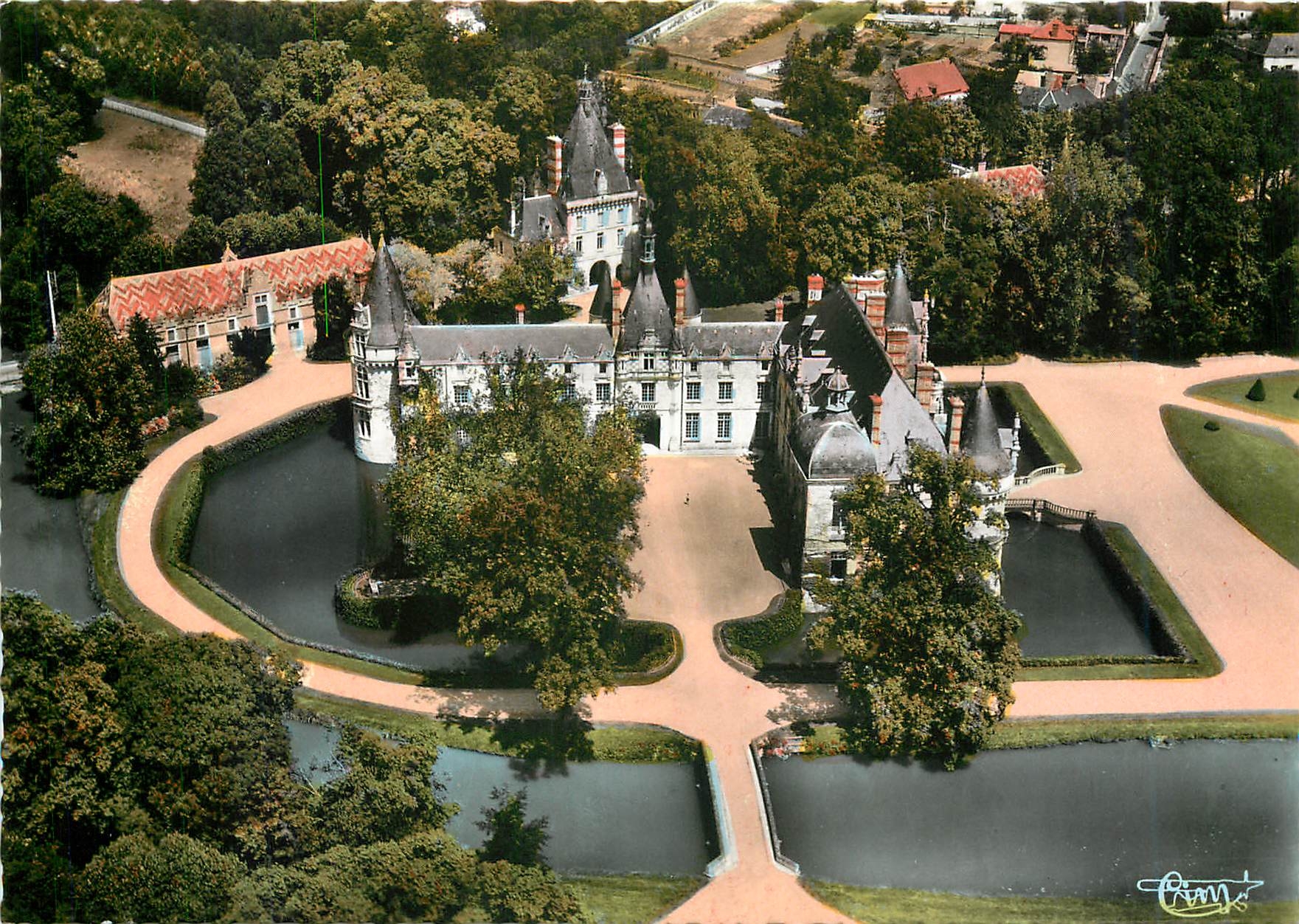 CPM St Symphorien E et L Chateau d'Esclimont Vue aerienne 