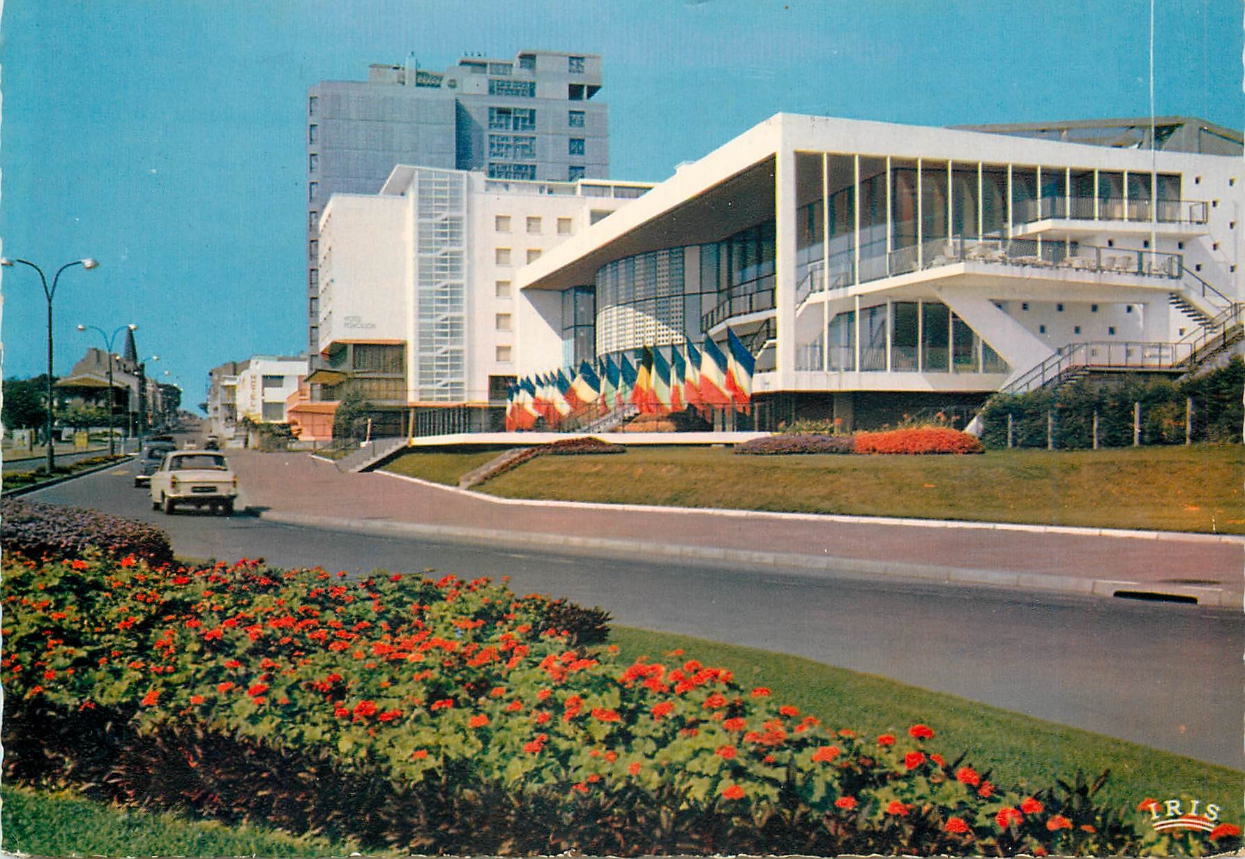 CPM Royan Le Palais des Congres et la Tour de Foncillon