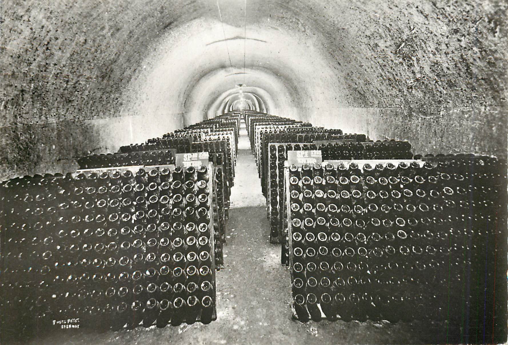 Champagne — Galerie de bouteilles dans les caves Mercier à Epernay — Photo Poire