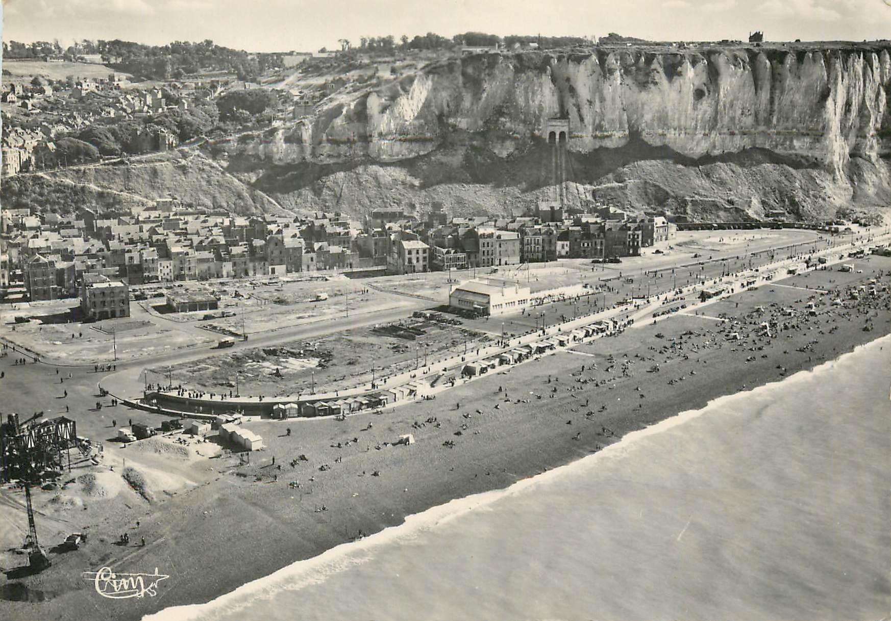 CPM Le Treport S Inf Vue aeriennes La Plage et les Falaises 