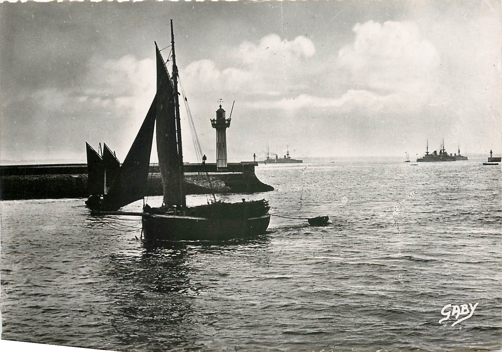 CPM Brest Finistere Bateau Pecheur franchissant la Passe Phare