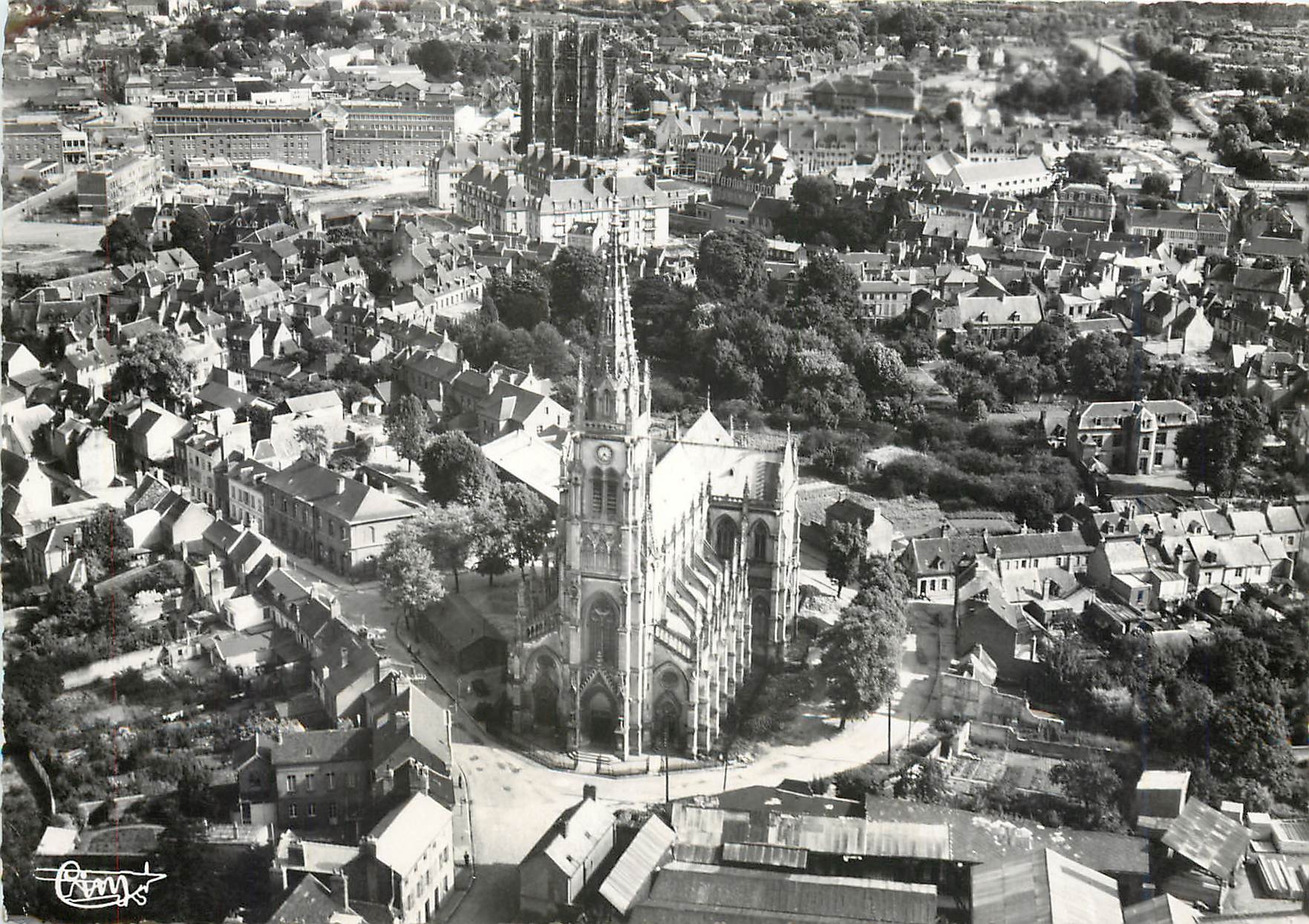 CPM Abbeville Somme Vue aerienne Eglises St Jacques et St Vulfran 