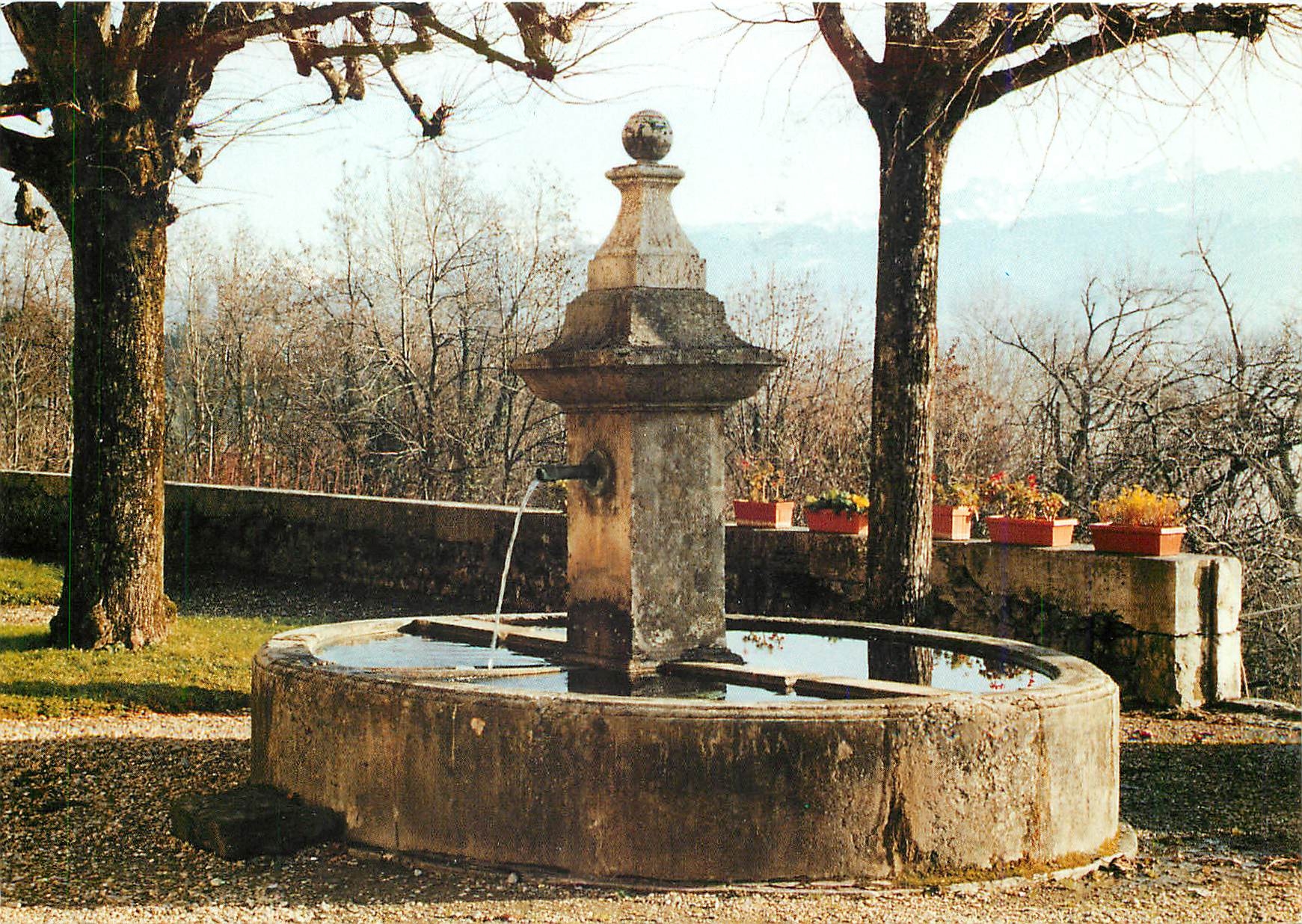CPM Centre Saint Hugues de Biviers Fontaine d'eau vive devant la vieille maison 