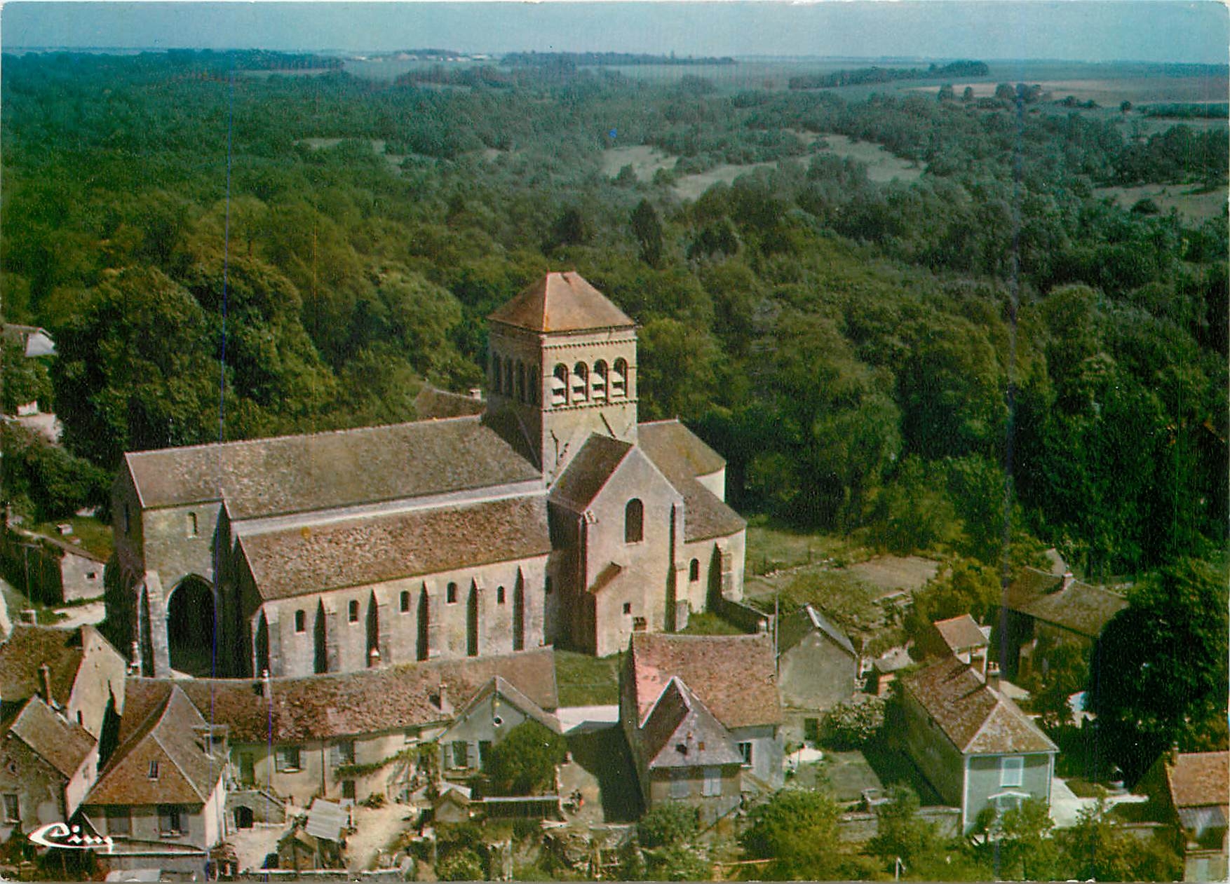 CPM St Loup de Naud S et M L'Eglise Vue aerienne 