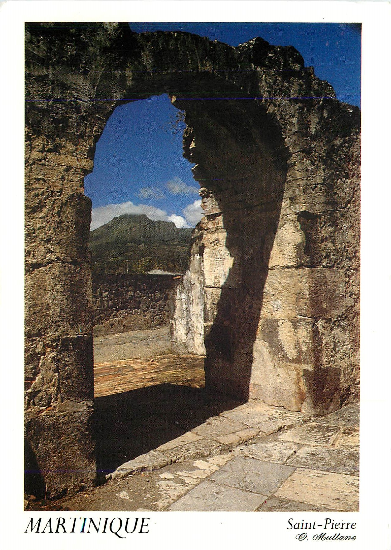 CPM La Martinique Ruines du Theatre et Montagnee Pelee 