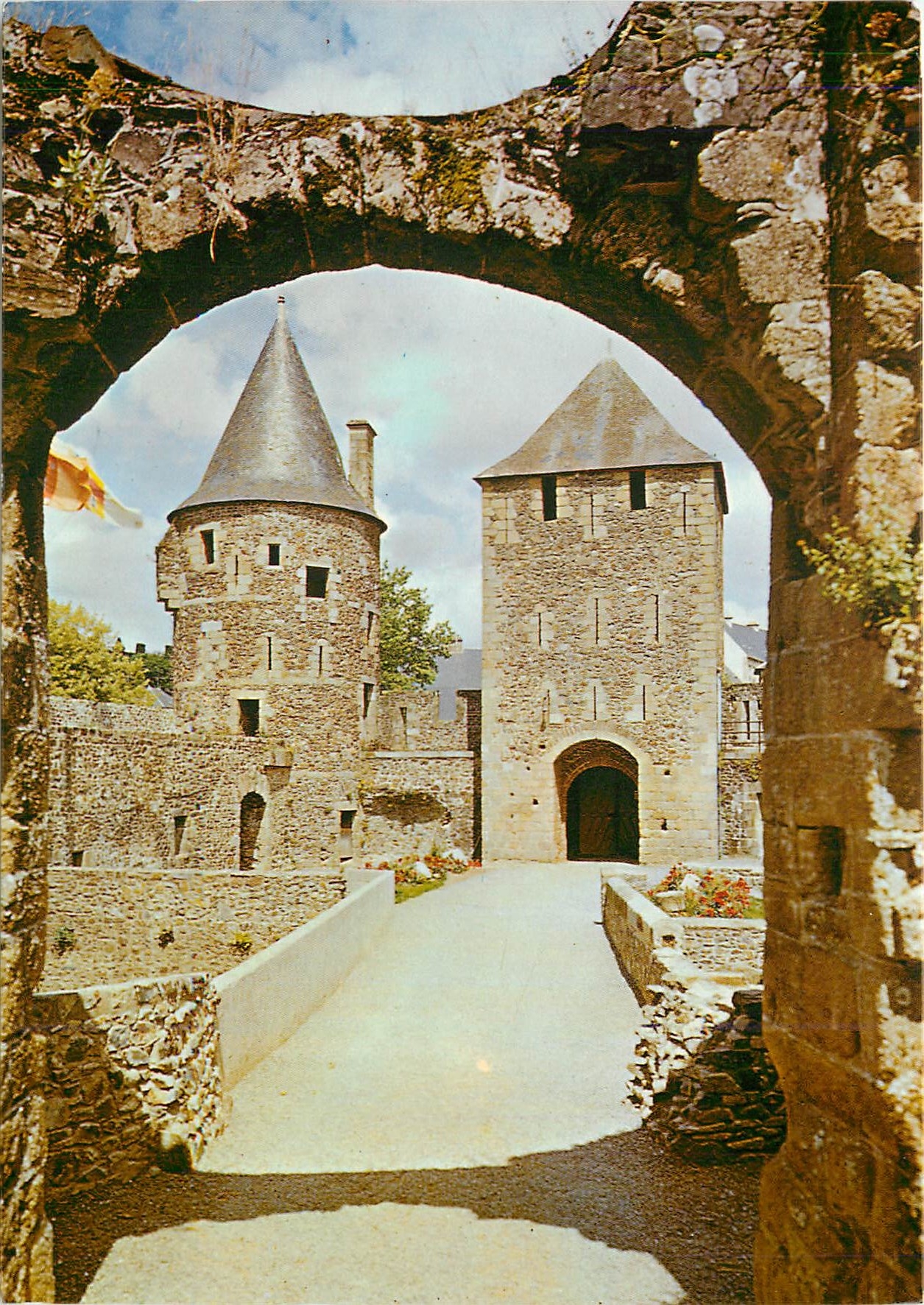 Fougeres (Ille-et-Vil) — Château féodal, Tours de l'Entrée Guémadeux et La Haye-St-Hilaire — Éditions Artaud Frères