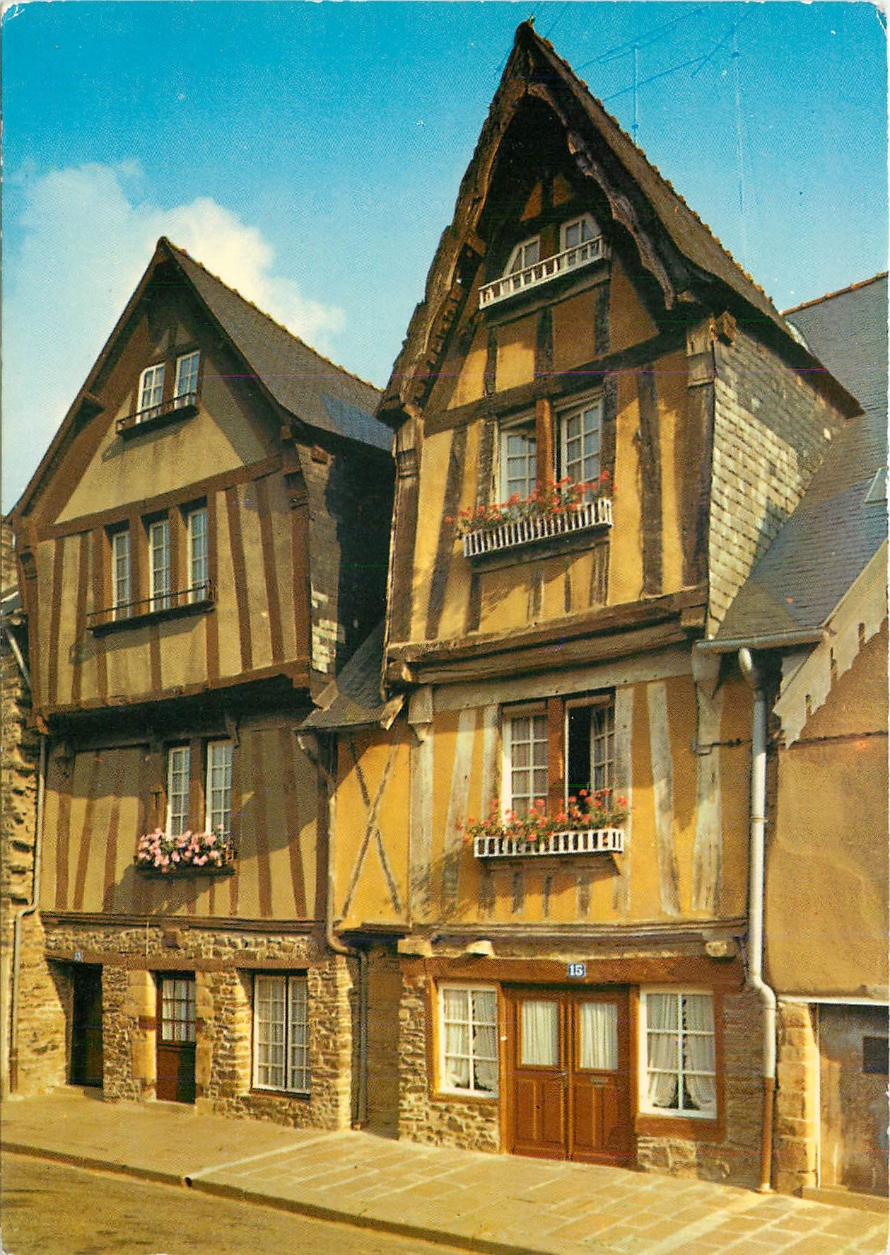 Fougeres (Ille-et-Vilaine) — Place du Marchix — Vieilles maisons à colombages (XVIe s.) — Artaul Press, Éditeurs