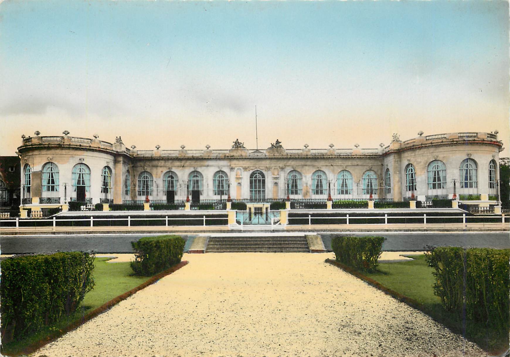 CPM Deauville Calvados La Plage Fleurie Le Casino 