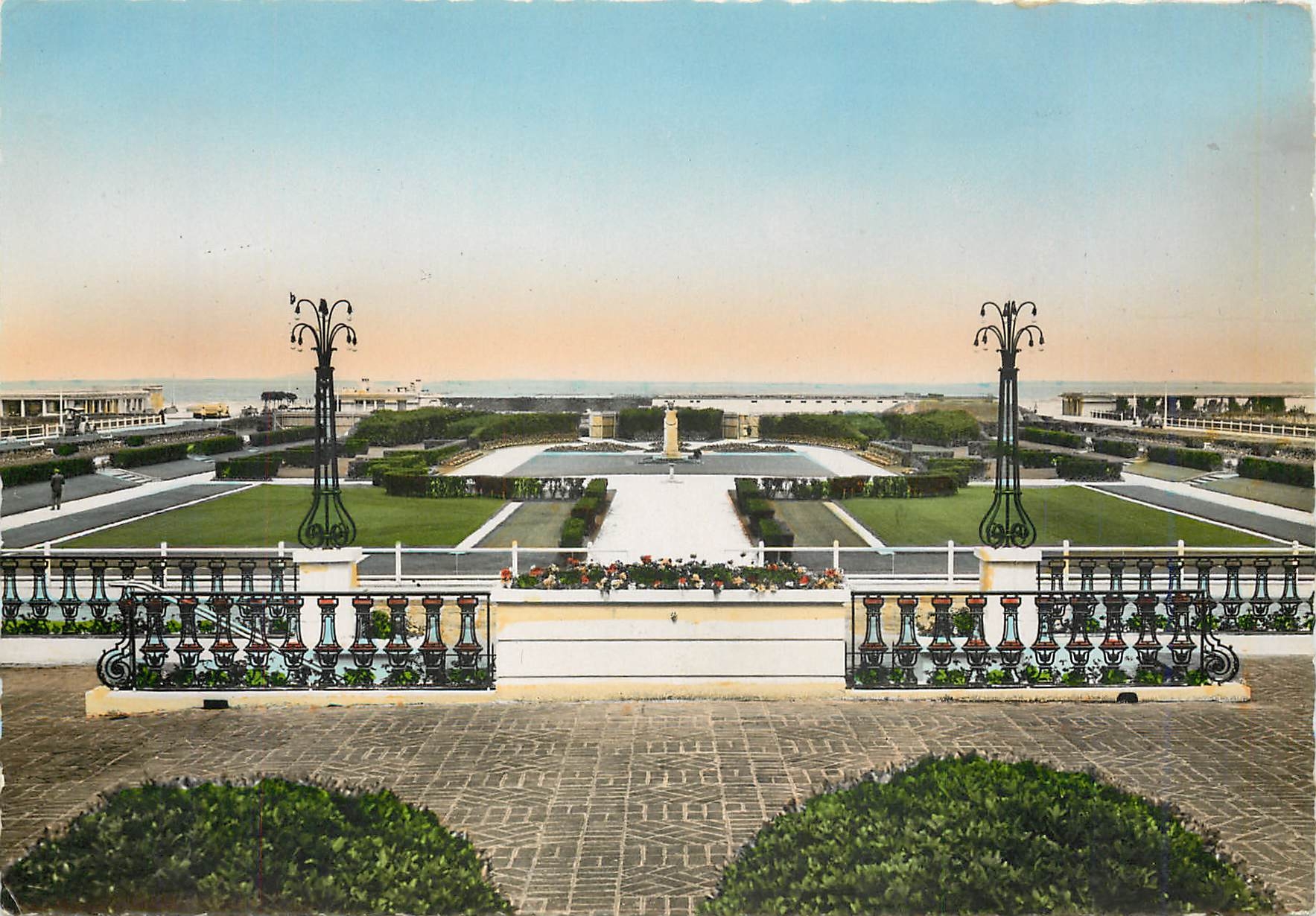 Deauville (Calvados) — « La Plage Fleurie » — Les Jardins vus du Casino — Éditions G. D. Paris