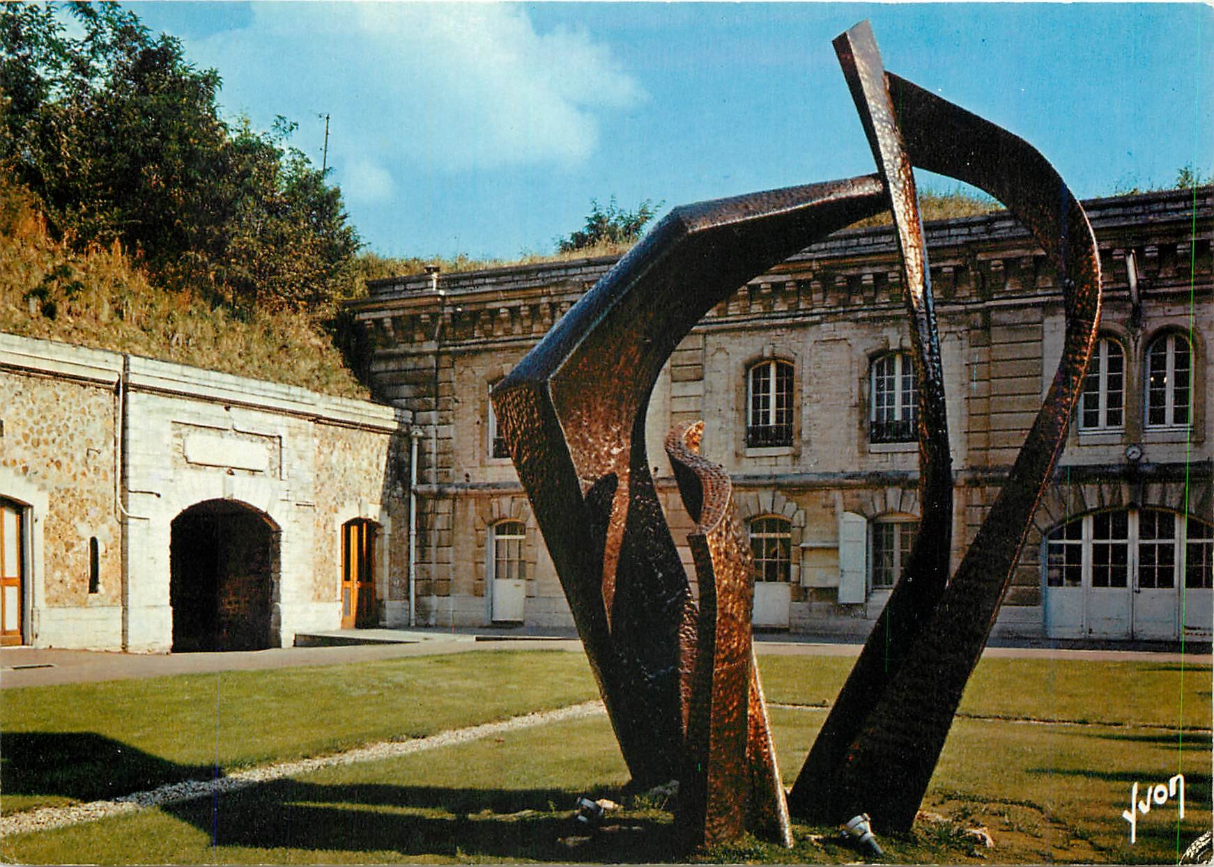CPM Fort de Villeneuve Saint Georges Cour administrative avec une sculpture de Jobin 