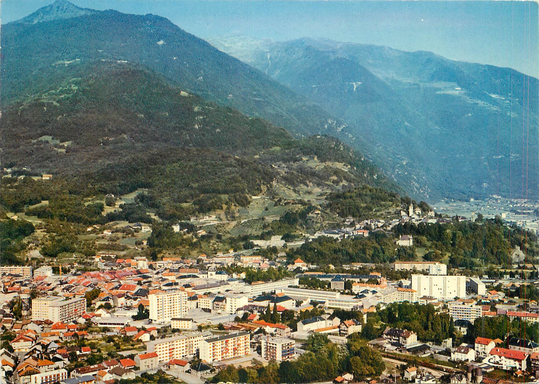 CPM Albertville Savoie Vue generale aerienne Au fond le Grand Mont 