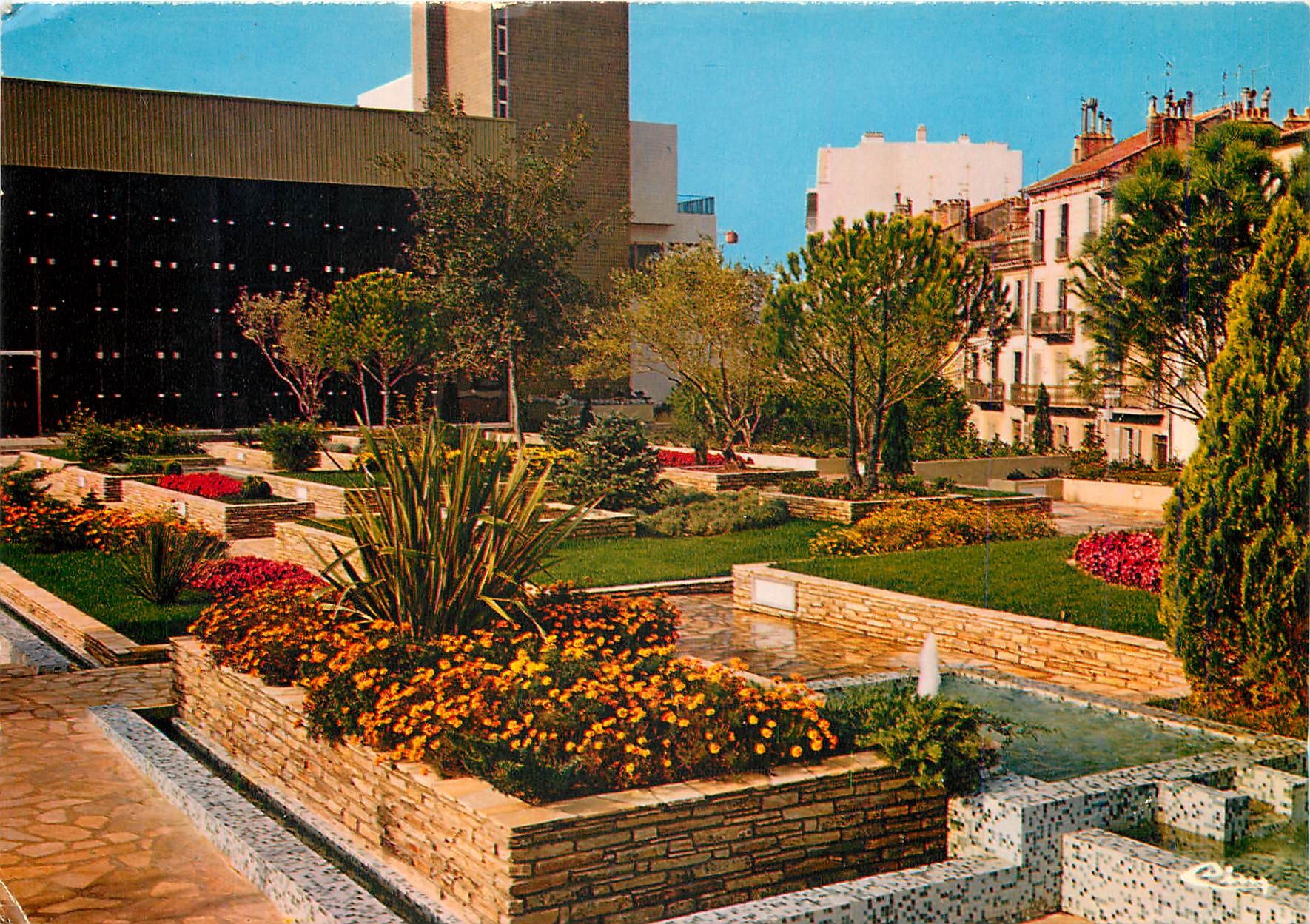 CPM Draguignan Var Les jardins de la maison de la culture 